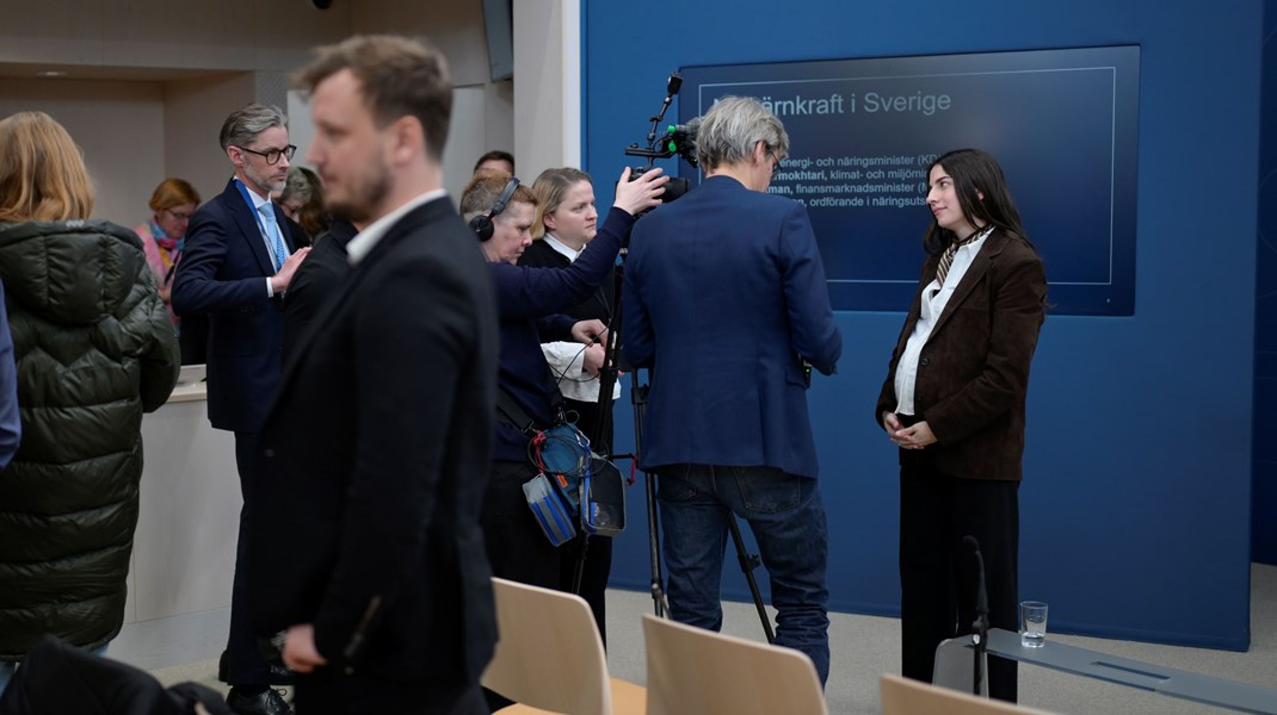 Thea Andersson är van att stå vid sidan när Romina Pourmokhtari (L) intervjuas. Nu kan hon bli regionråd i Uppsala efter valet.