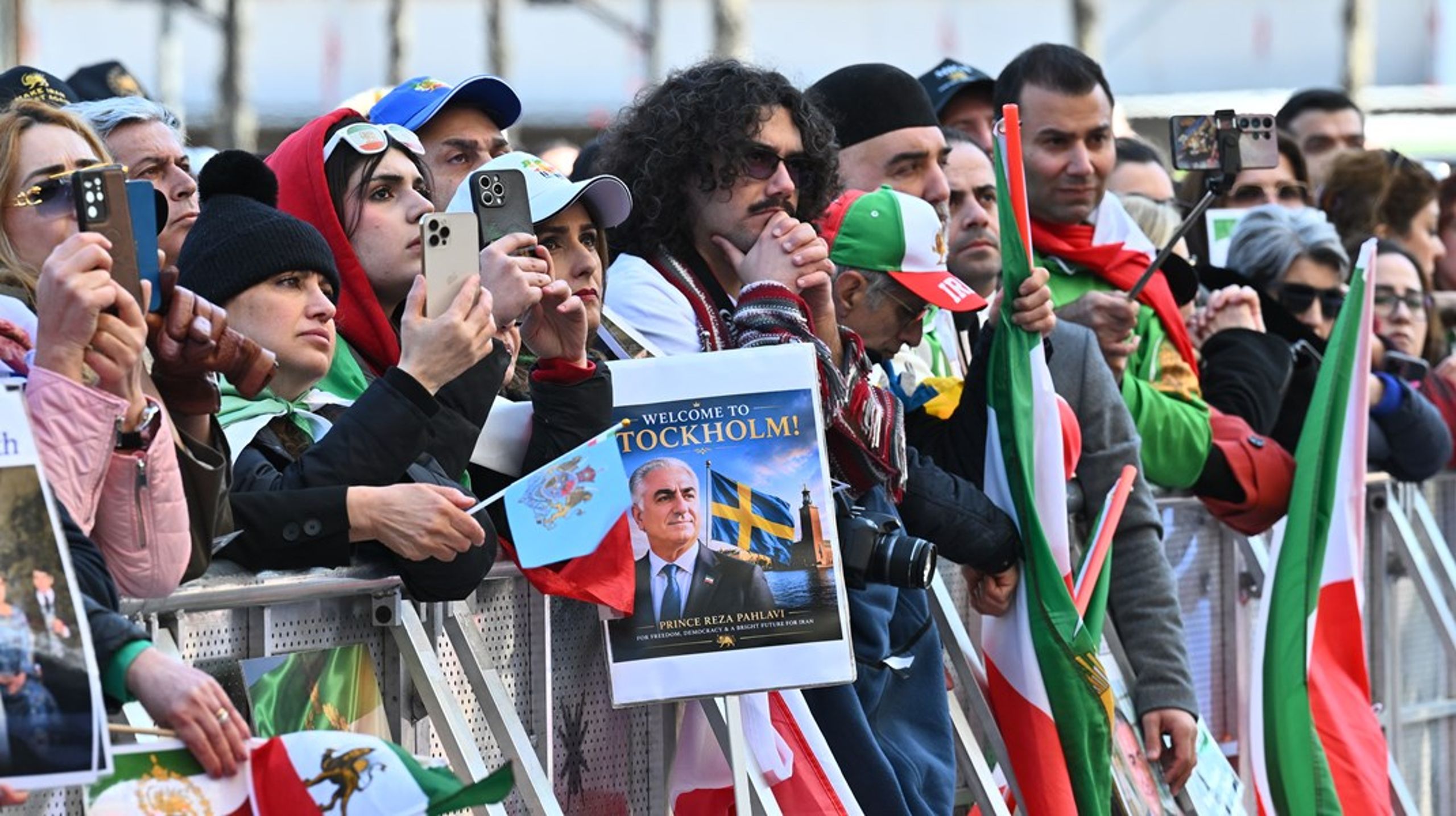 Stäng ned moskén i Järfälla och den iranska regimens ambassad i Stockholm, skriver debattörerna.