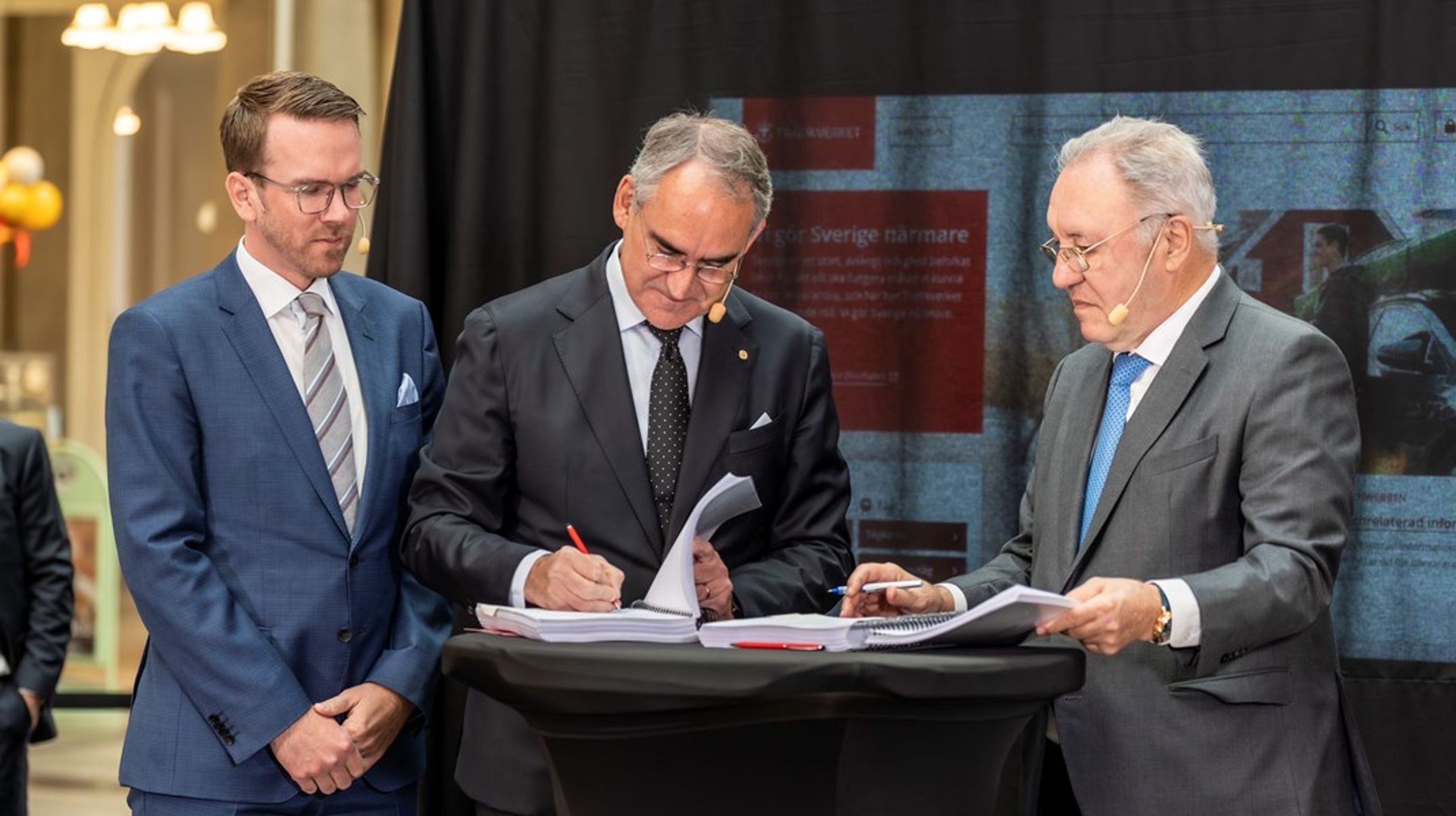 Talgos styrelseordförande&nbsp;José Antonio Jainaga (t.h.) skrev under kontraktet med&nbsp;Trafikverkets generaldirektör Roberto Maiorana i&nbsp;måndags tillsammans med infrastrukturminister Andreas Carlson (KD).&nbsp;