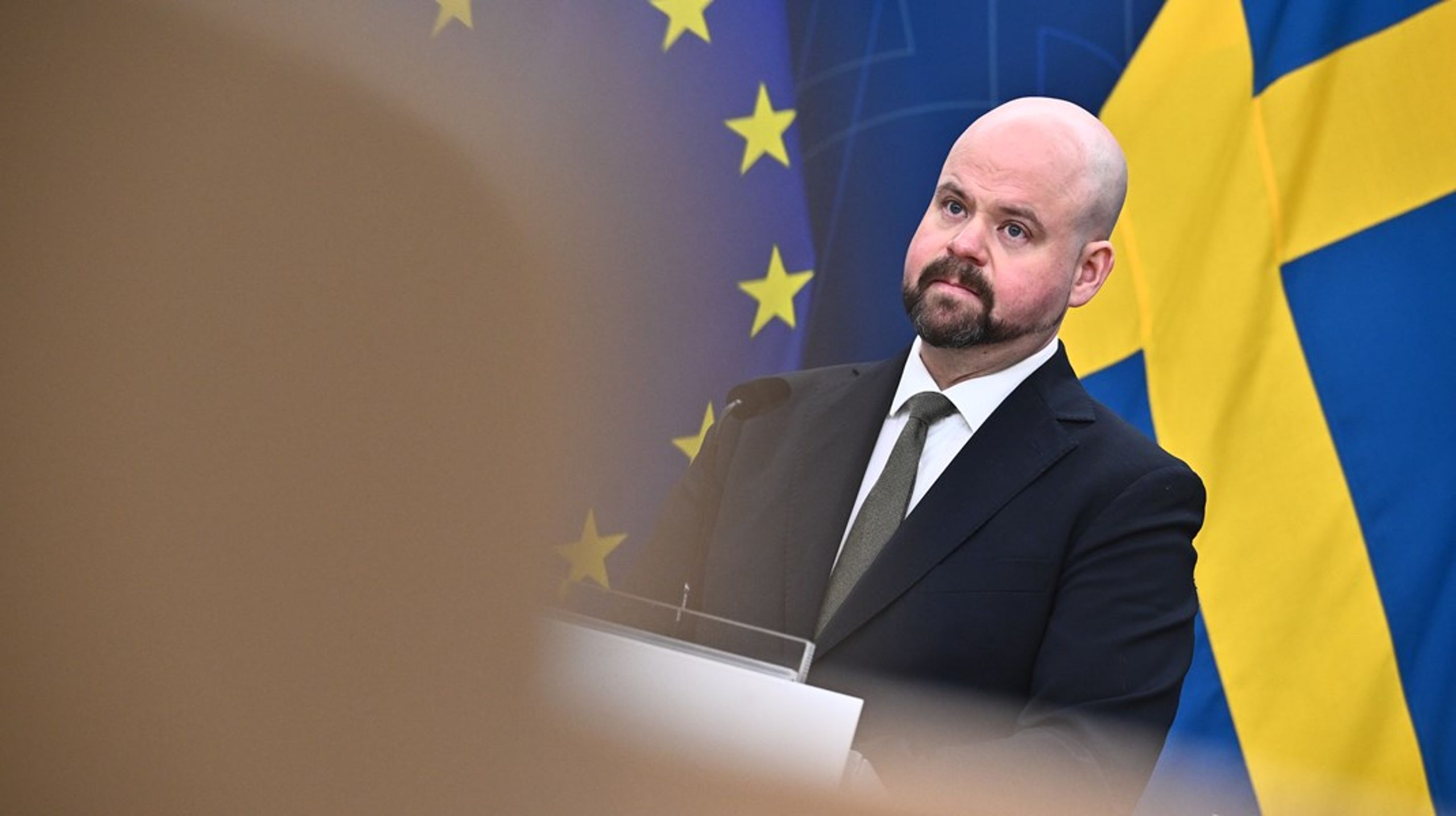 Landsbygdsminister Peter Kullgren (KD) vill att staten ska hålla bättre koll på hur det går med produktionen i skogen.