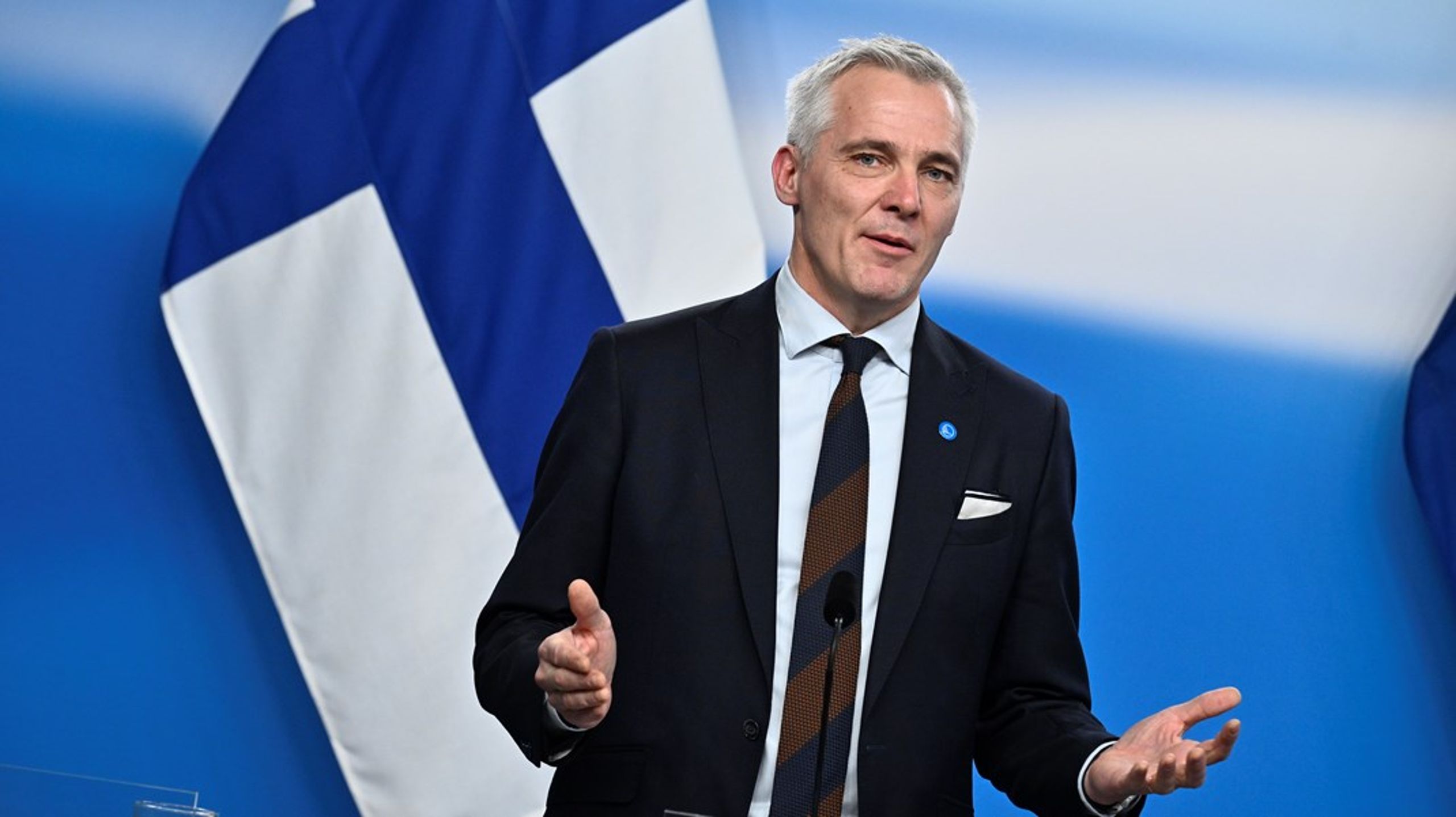 ”På ett teoretiskt plan tänker jag att det gör att politiken blir på sätt och vis mindre polariserad.”, säger Anders Adlercreutz, partiledare Svenska Folkpartiet, om att finska partier eftersträvar breda majoritetsregeringar.