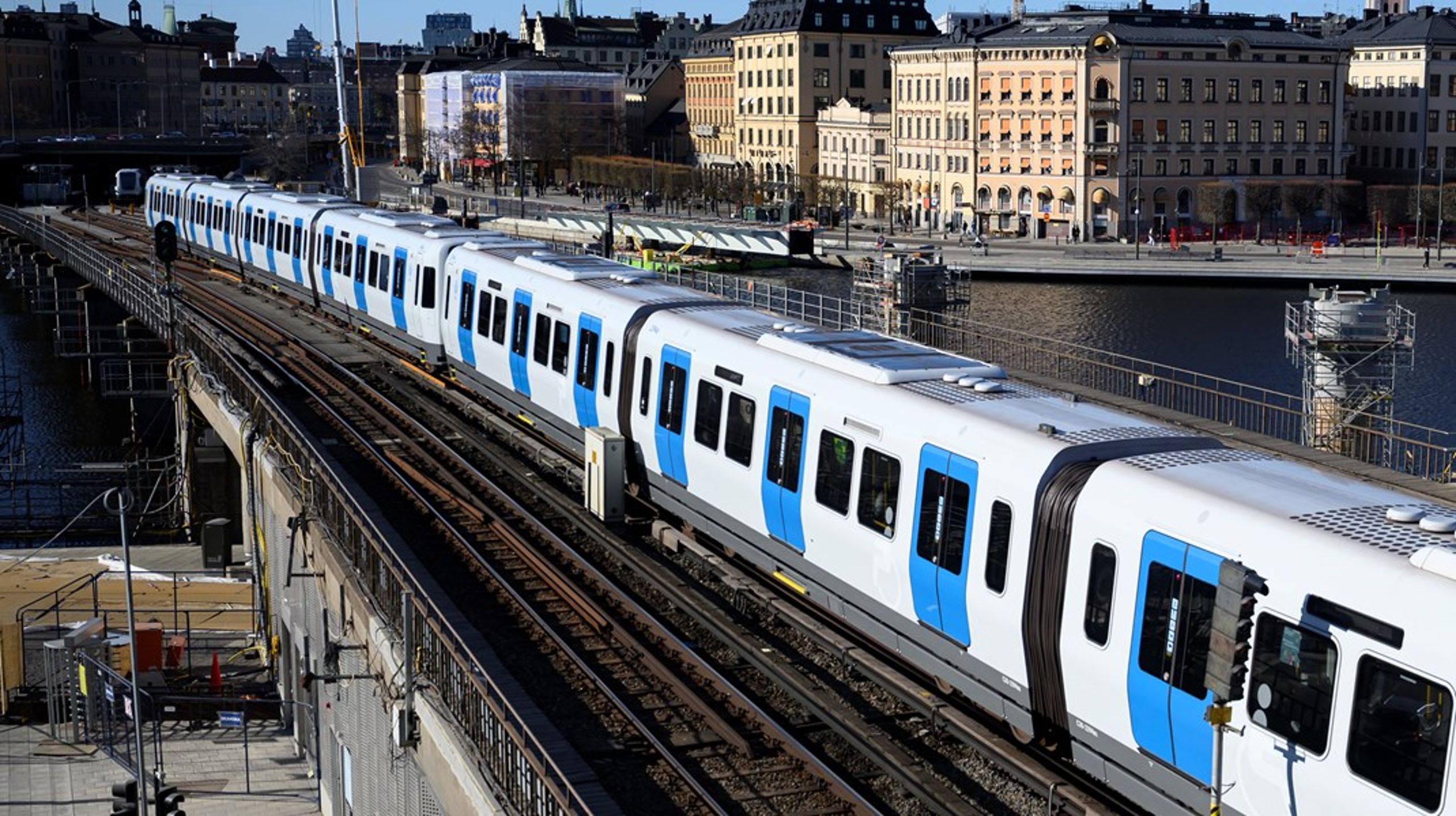Tunnelbaneresor kan bli kostnadsfria för regionanställda om S vinner regionvalet i höst.&nbsp;