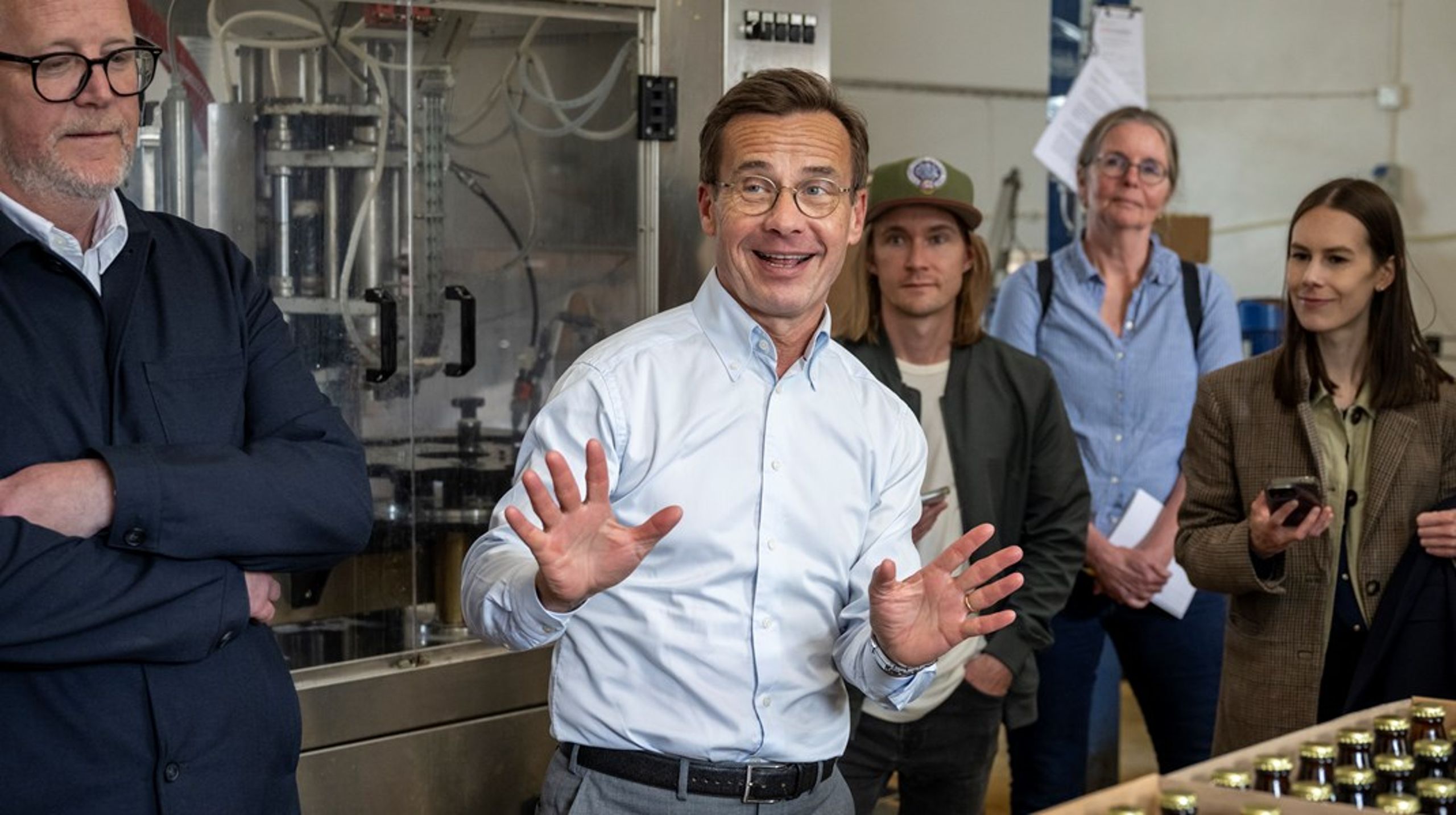 Statsminister Ulf Kristersson (M) testar gårdsförsäljning.