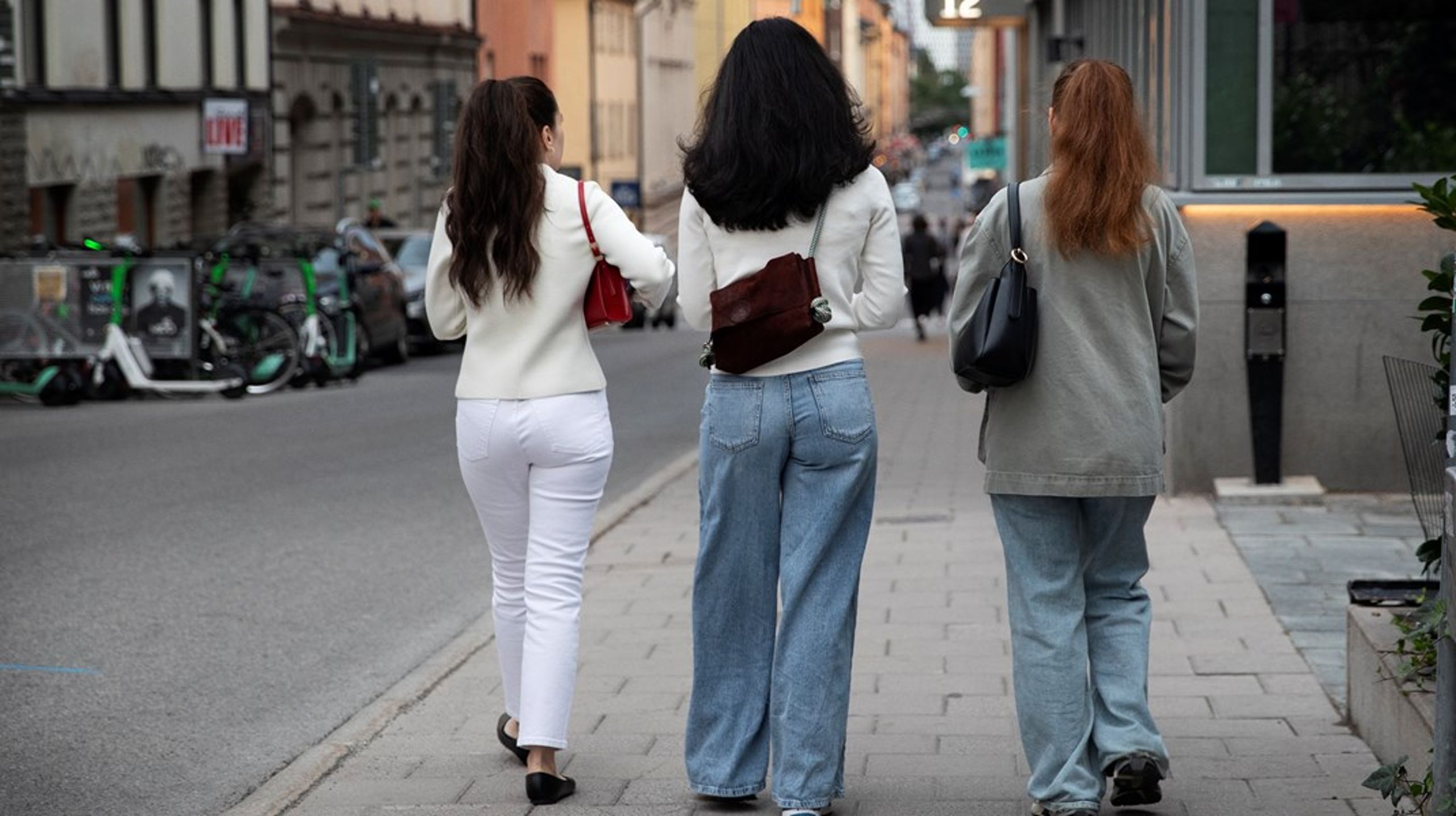 Endast sju av tio ungdomar är nöjda med hur demokratin fungerar i Sverige, skriver debattörerna.