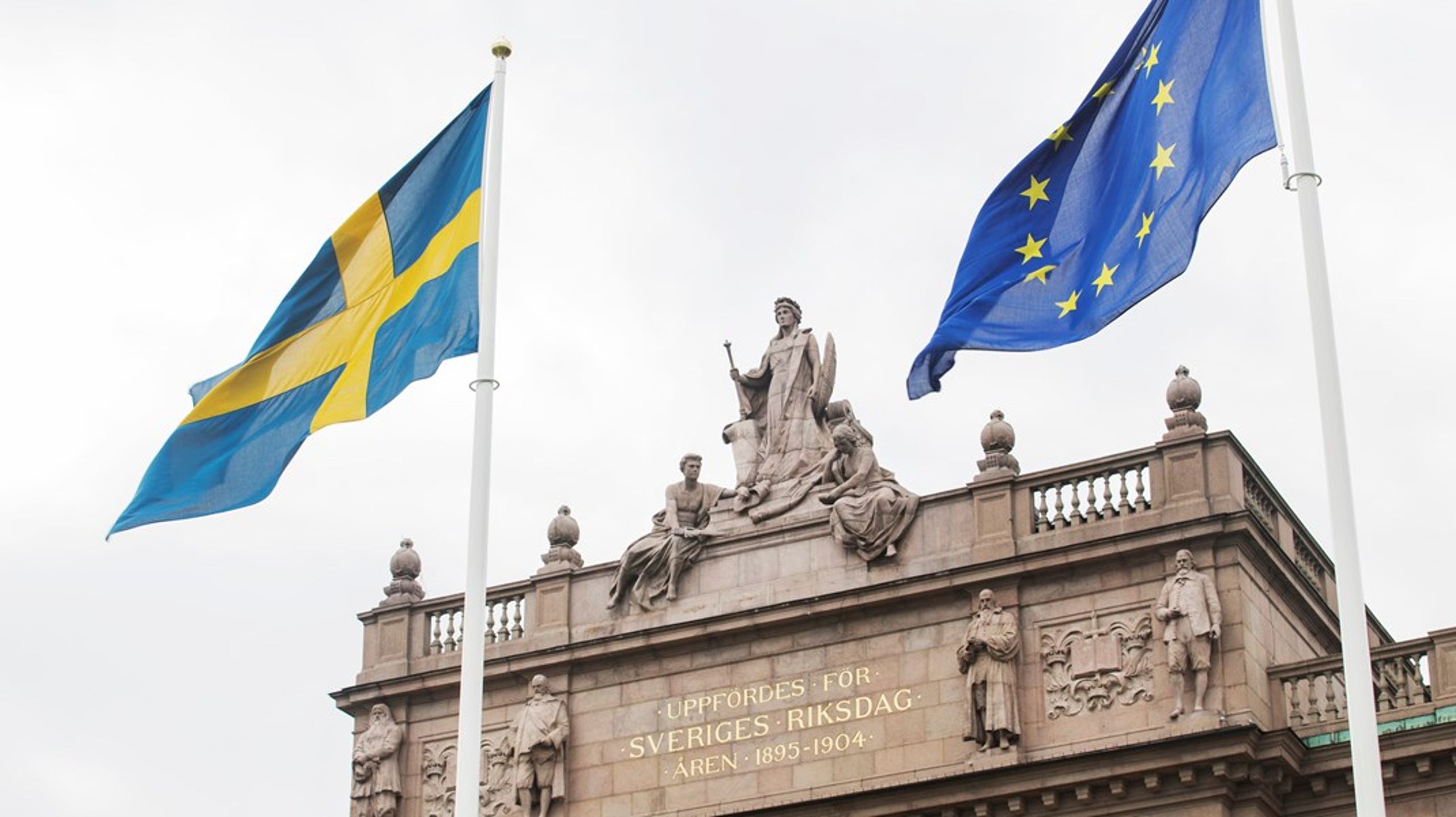 På nationaldagen skärps kraven för att bli svensk medborgare. Bland annat ska det som utgångspunkt krävas åtta år i Sverige, i stället för fem år.