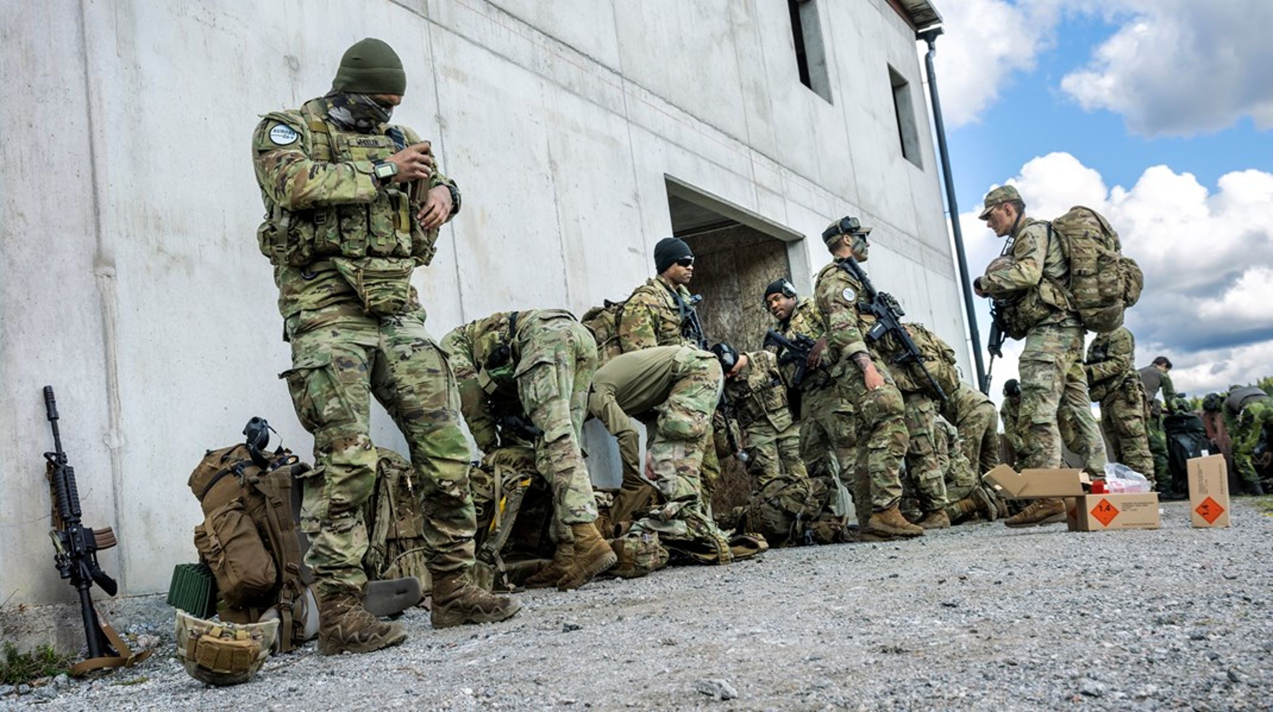 Spaningssoldater från Livgardesbrigaden tillsammans med New York National Guard genomför en stridsövning i stadsmiljö i Kungsängen inom ramen för militärövningen Aurora 26.
