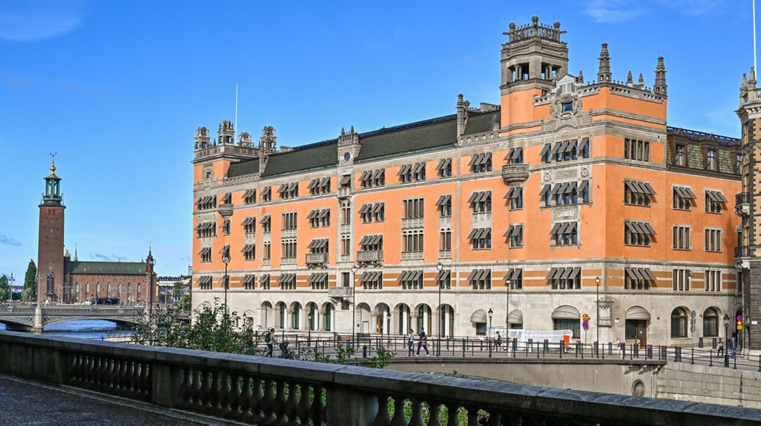 Efter att i sex månader sökt en ny generaldirektör&nbsp;till ISP plockar regeringen nu en tjänsteman från regeringskansliet.