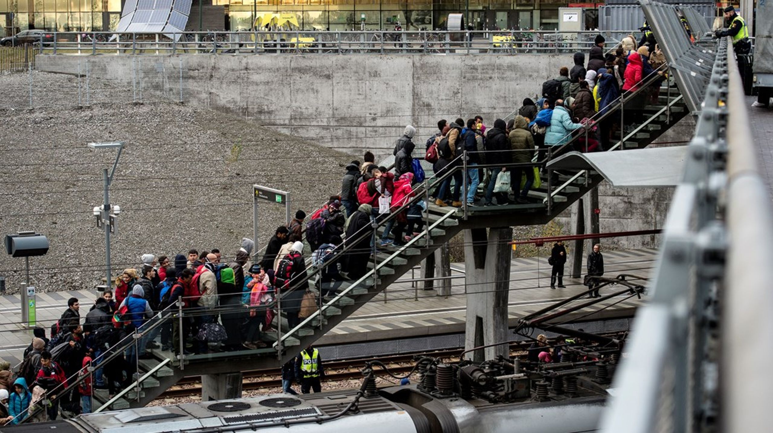 Framför allt kvinnor och flickor lämnas utan den livlina och hopp om en framtid som internationellt engagemang inneburit, skriver debattörerna.&nbsp;