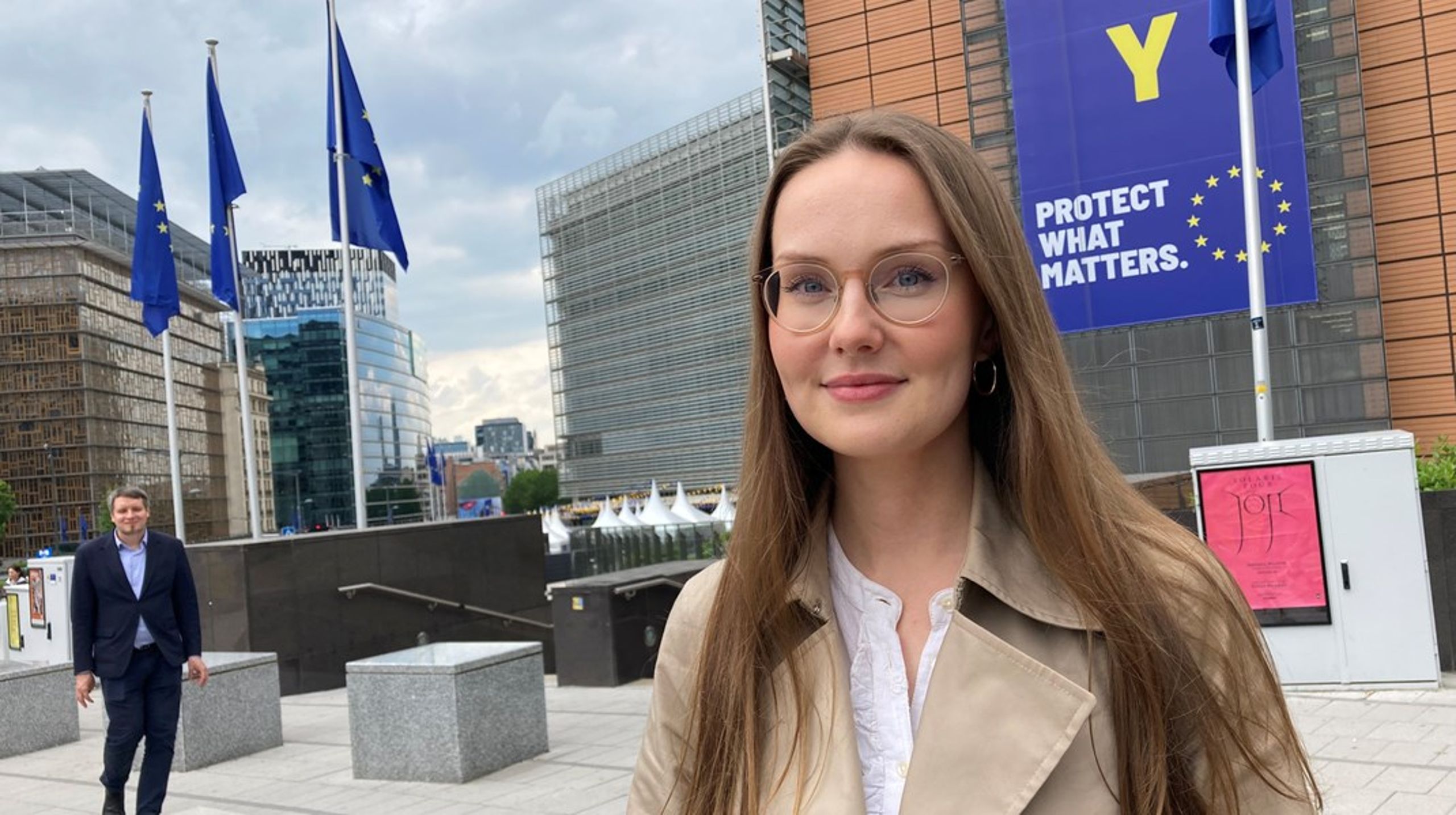 Alma Oddmar är en av 1 806 svenskar, och totalt nästan 175 000 EU-medborgare, som är anmäld till det kommande stora EU-uttagningsprovet. Medan många misströstar inför den hårda konkurrensen så satsar hon på att klara provet genom att plugga ordentligt. 