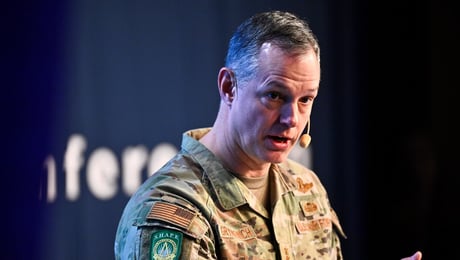 Natos överbefälhavare duckar frågan om USA