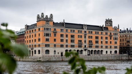 Vice ordförande lämnar – kritiserar departementet