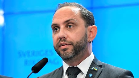 Misstänkta SD-ledamoten Michael Rubbestad lämnar riksdagen