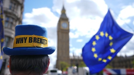 Tio år efter omröstningen är brexit fortfarande ett öppet sår