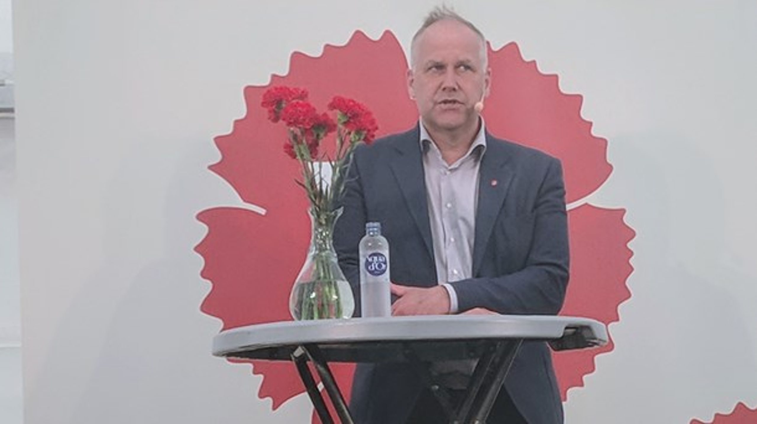 Jonas Sjöstedt (V), partiledare, vid pressträffen i Almedalen där förslaget presenterades.