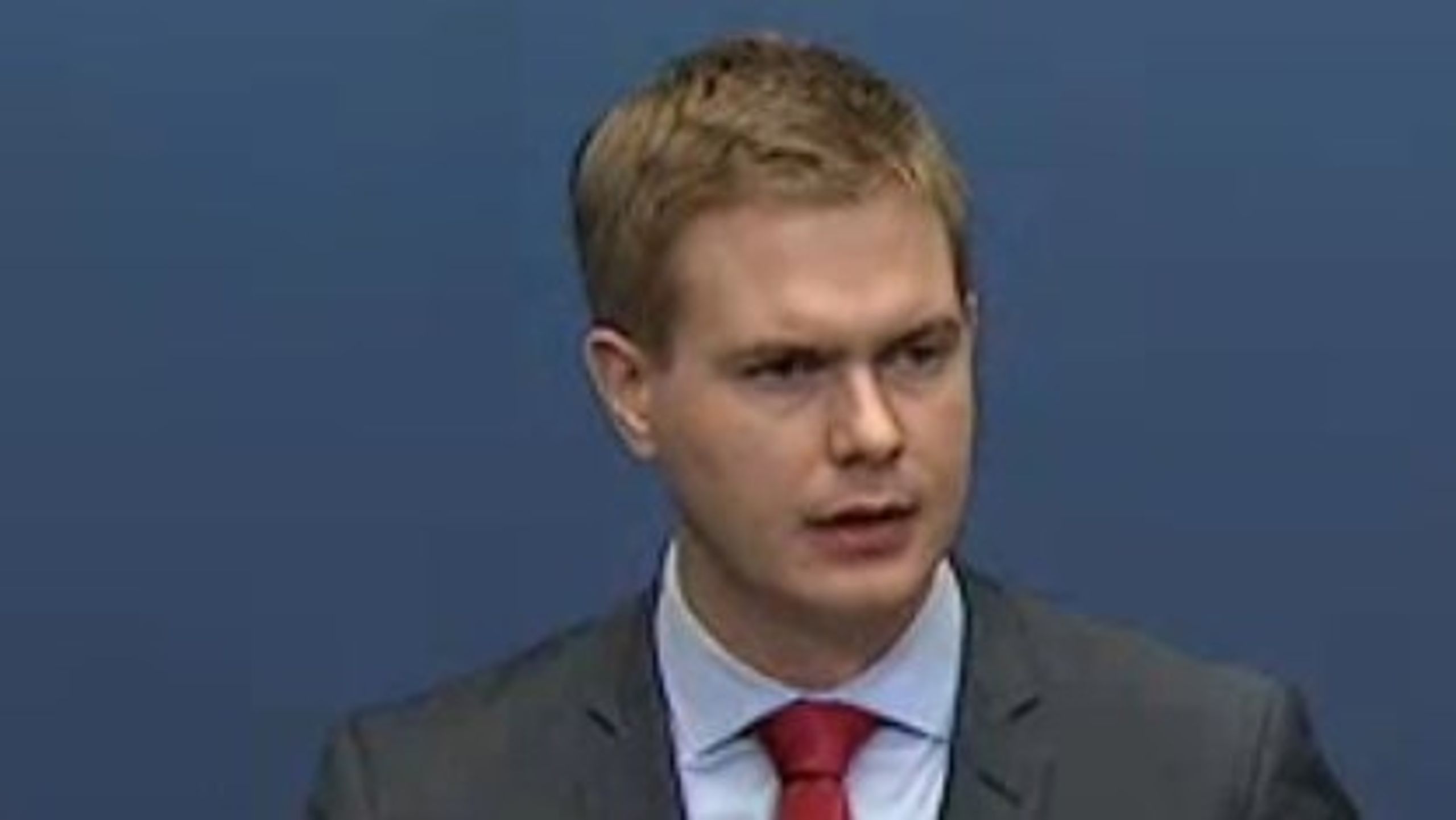 Utbildningsminister Gustav Fridolin (MP) vill inte öka anslagen till Skolverket för att minska köerna till lärarlegitimationer