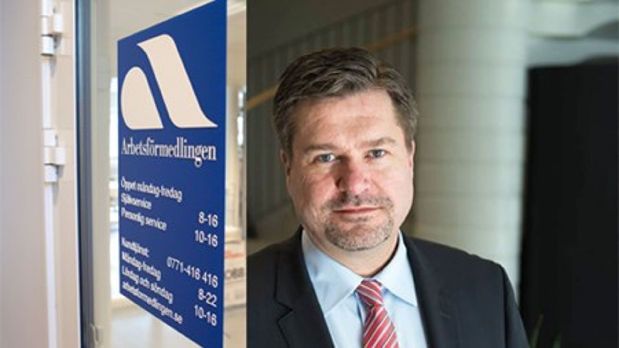 Arbetsförmedlingens generaldirektör Mikael Sjöberg har beslutat att säga upp alla kontrakt med etableringslotsar.