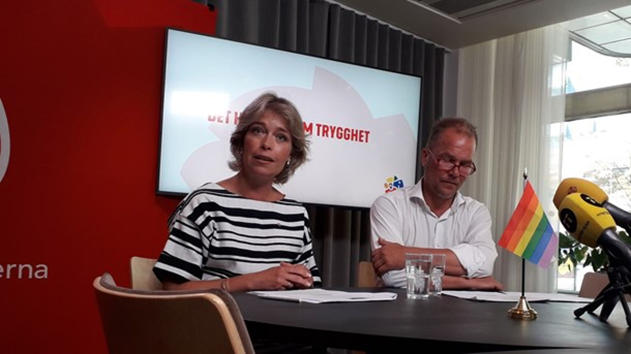Socialminister Annika Strandhäll (S) och HBT-Socialdemokraternas ordförande Sören Juvas under onsdagens presskonferens.