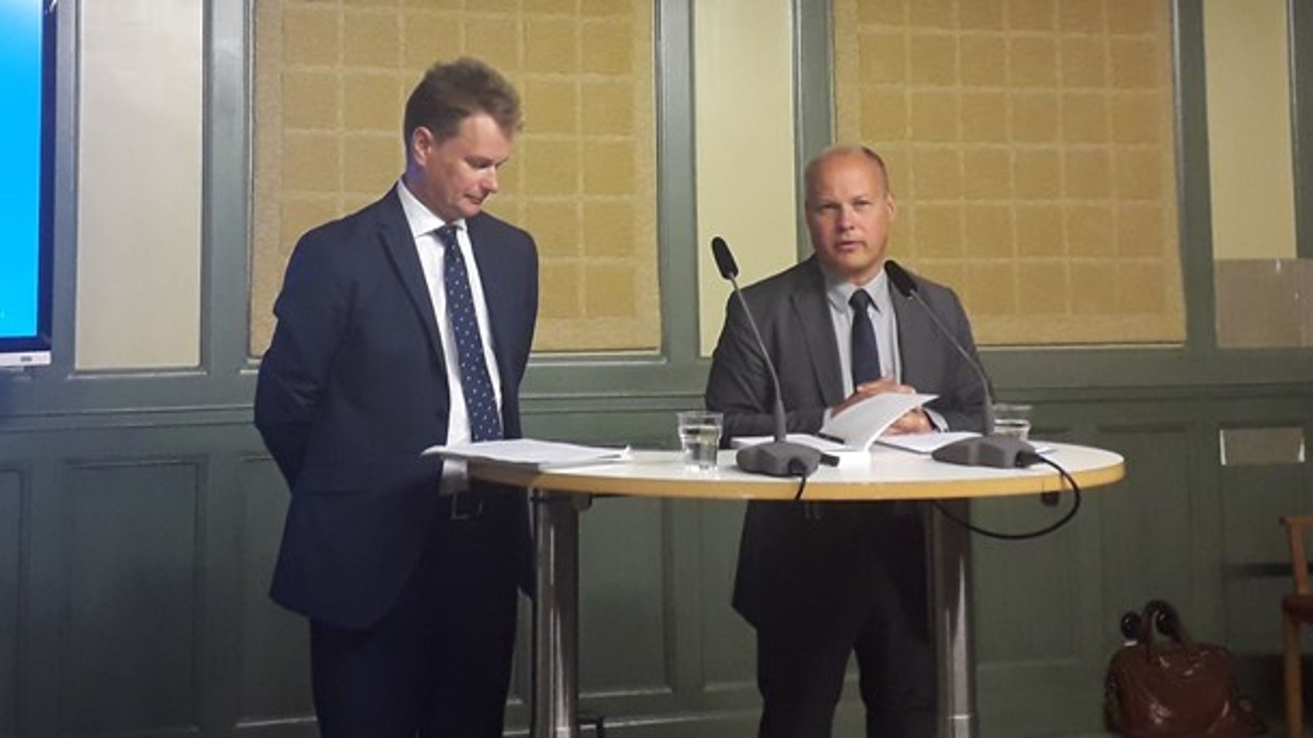 Hovrättslagman och utredare Johan Sjöö tillsammans med justitieminister Morgan Johansson (S) på presskonferensen.