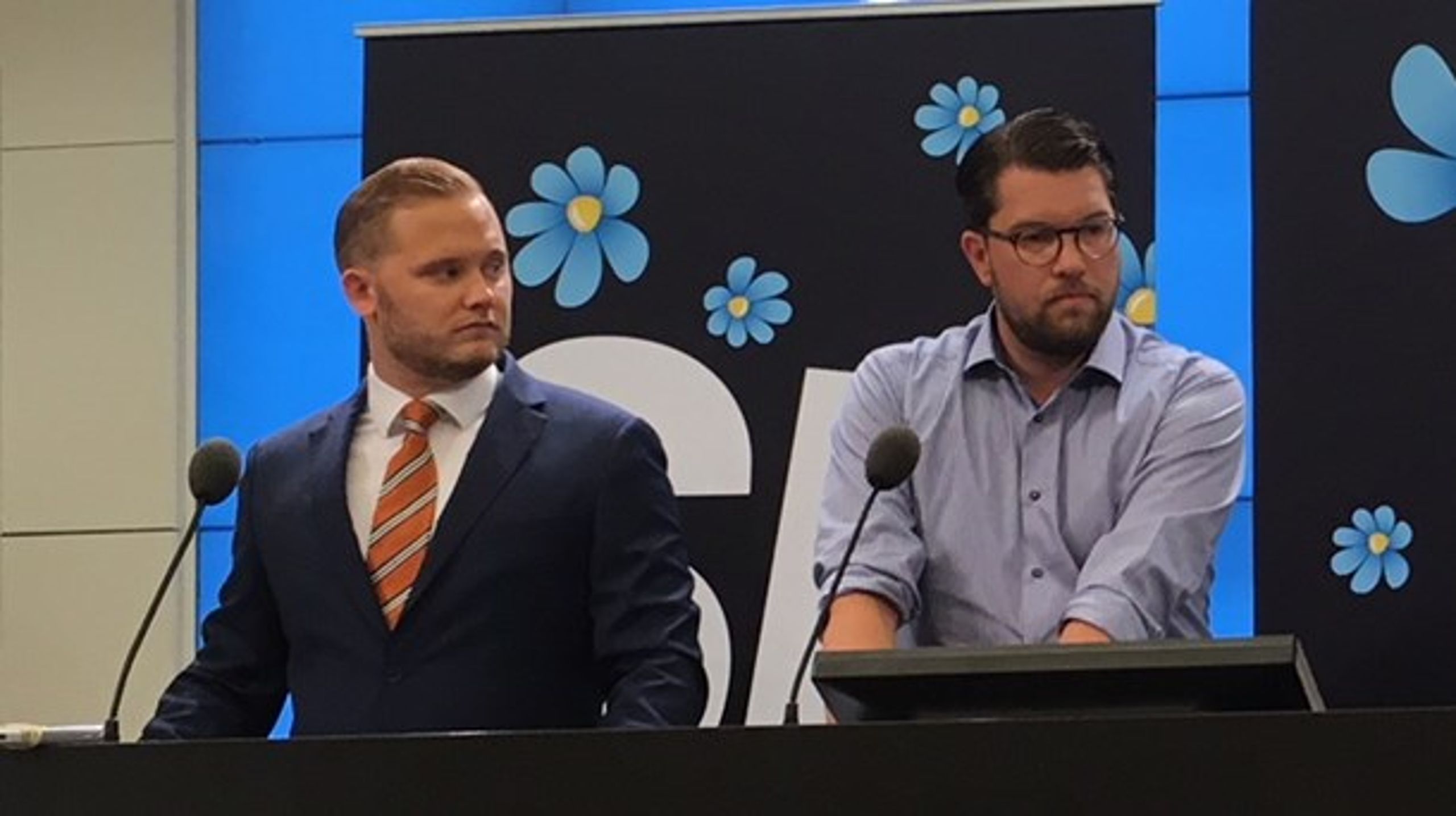 Henrik Vinge, integrationspolitisk talesperson, bredvid partiledaren Jimmie Åkesson för Sverigedemokraterna.&nbsp;