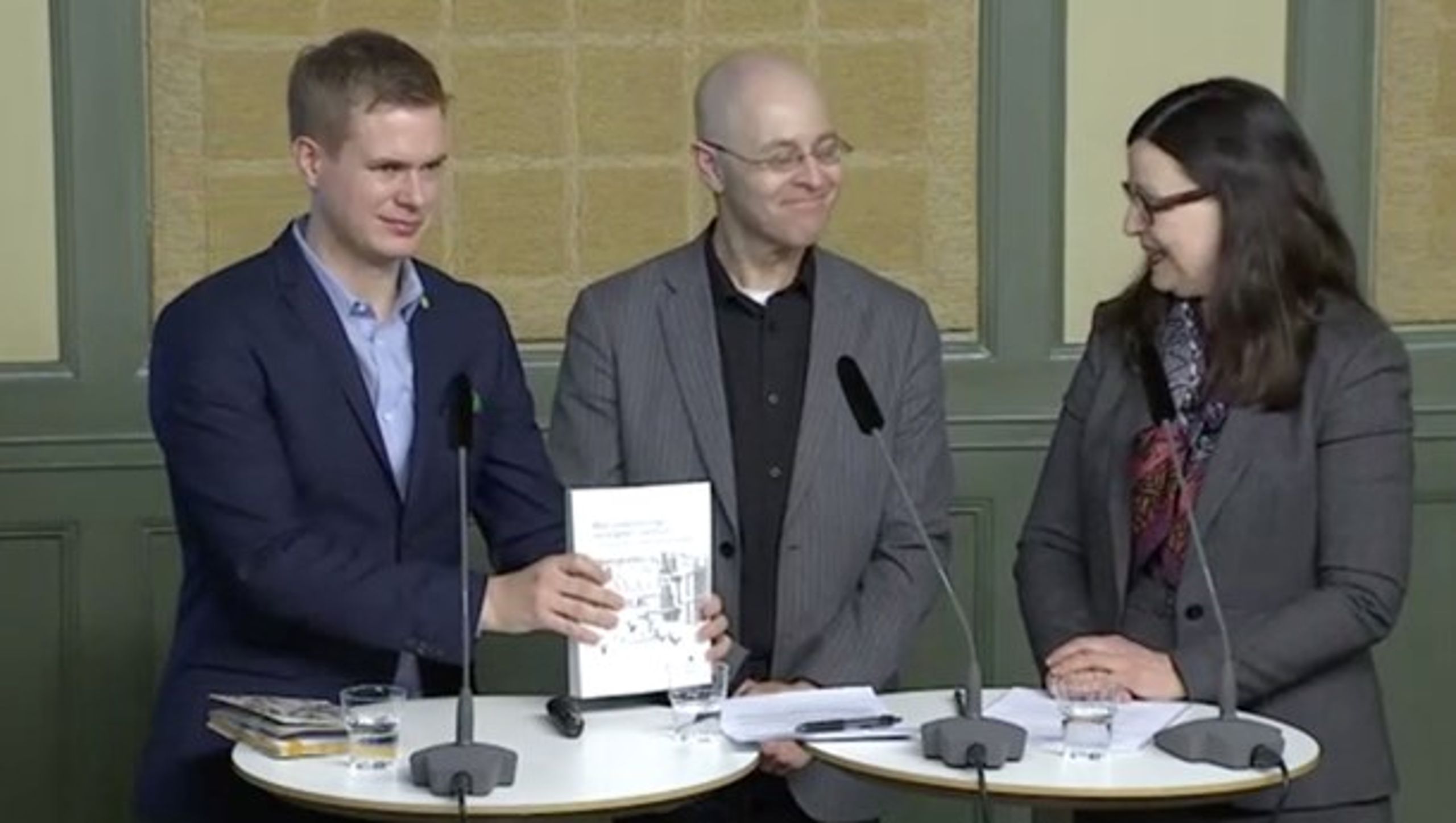 Utbildningsminister Gustav Fridolin (MP) och gymnasieminister Anna Ekström (S) tillsammans med Björn Åstrand när han presenterade sin senaste utredning.