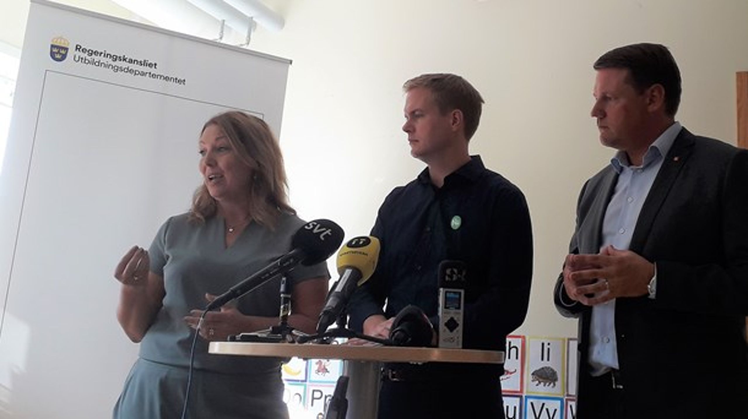 Lärarförbundets ordförande Johanna Jaara Åstrand, utbildningsminister Gustav Fridolin och Kommunals ordförande Tobias Baudin på presskonferensen för den nya läroplanen.
