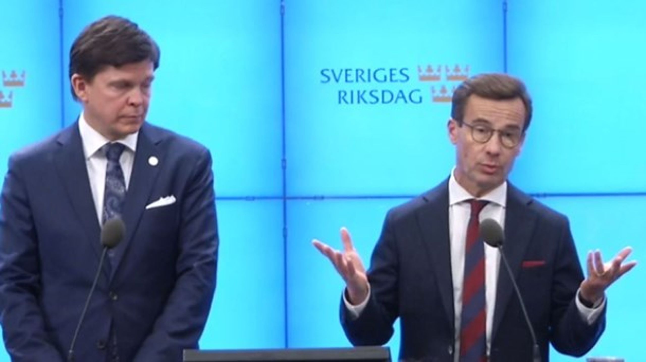 Talman Andreas Norlén och Ulf Kristersson (M) på pressträffen i riksdagen.
