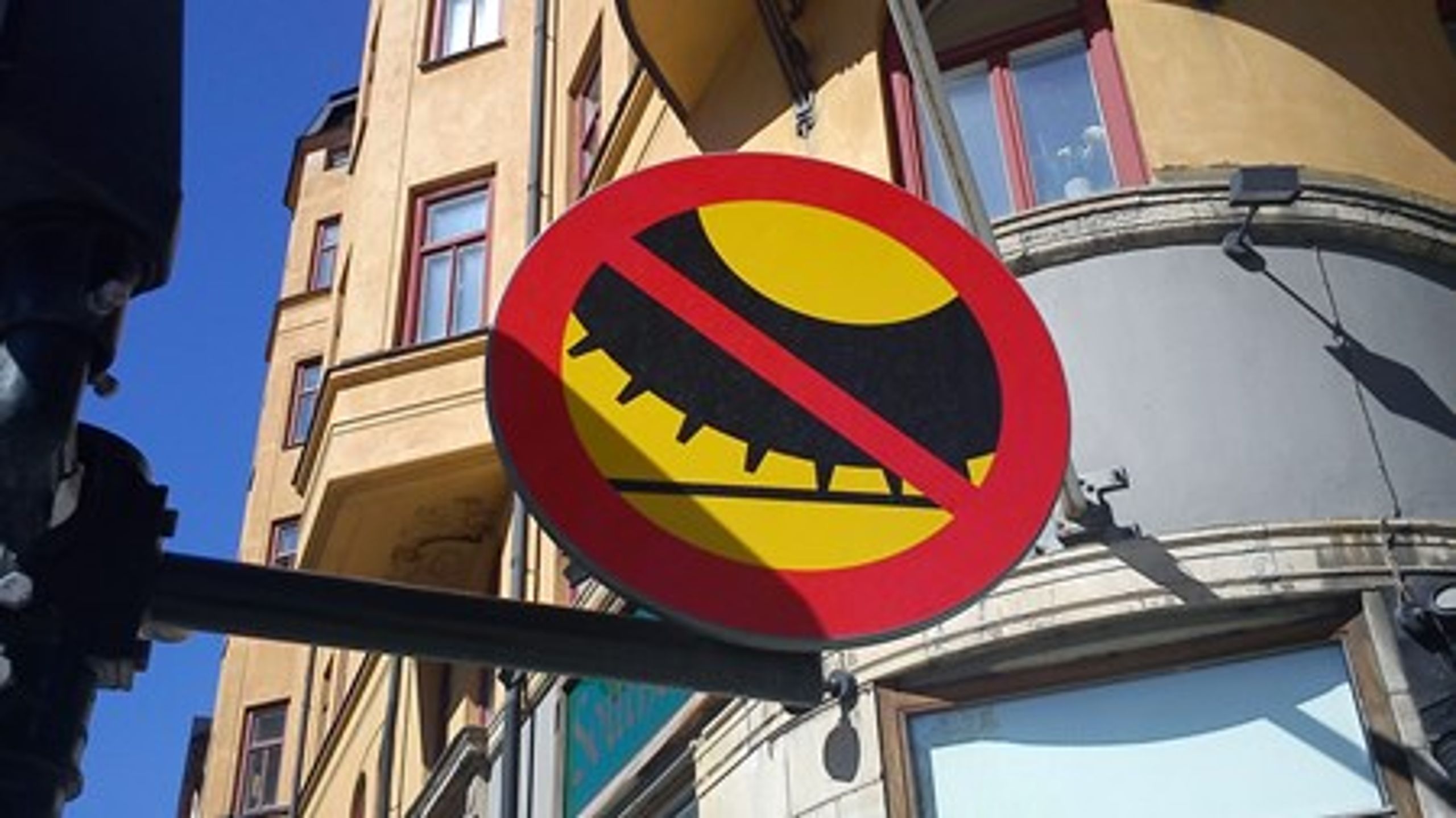 <b>Förbudet mot dubbdäck</b> på Hornsgatan i Stockholm räddar varje år livet på 3,6 personer. En skatt på dubbdäck i hela Stockholms innerstad skulle rädda livet på ytterligare tre personer per år, enligt utredningen.