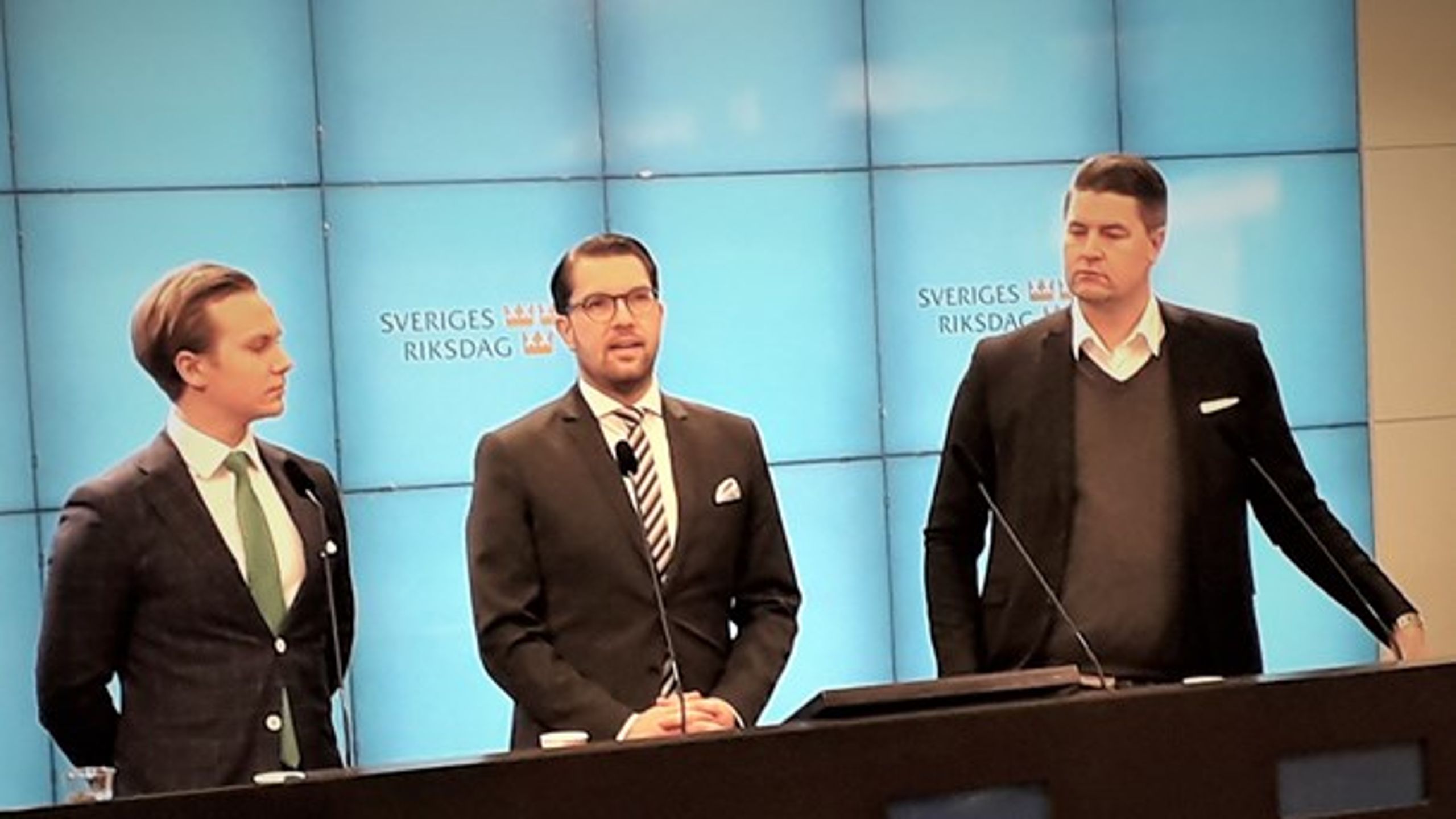 Från vänster handelspolitisk talesperson Tobias Andersson (SD), partiledare Jimmie Åkesson (SD) och ekonomiskpolitisk talesperson Oscar Sjöstedt.
