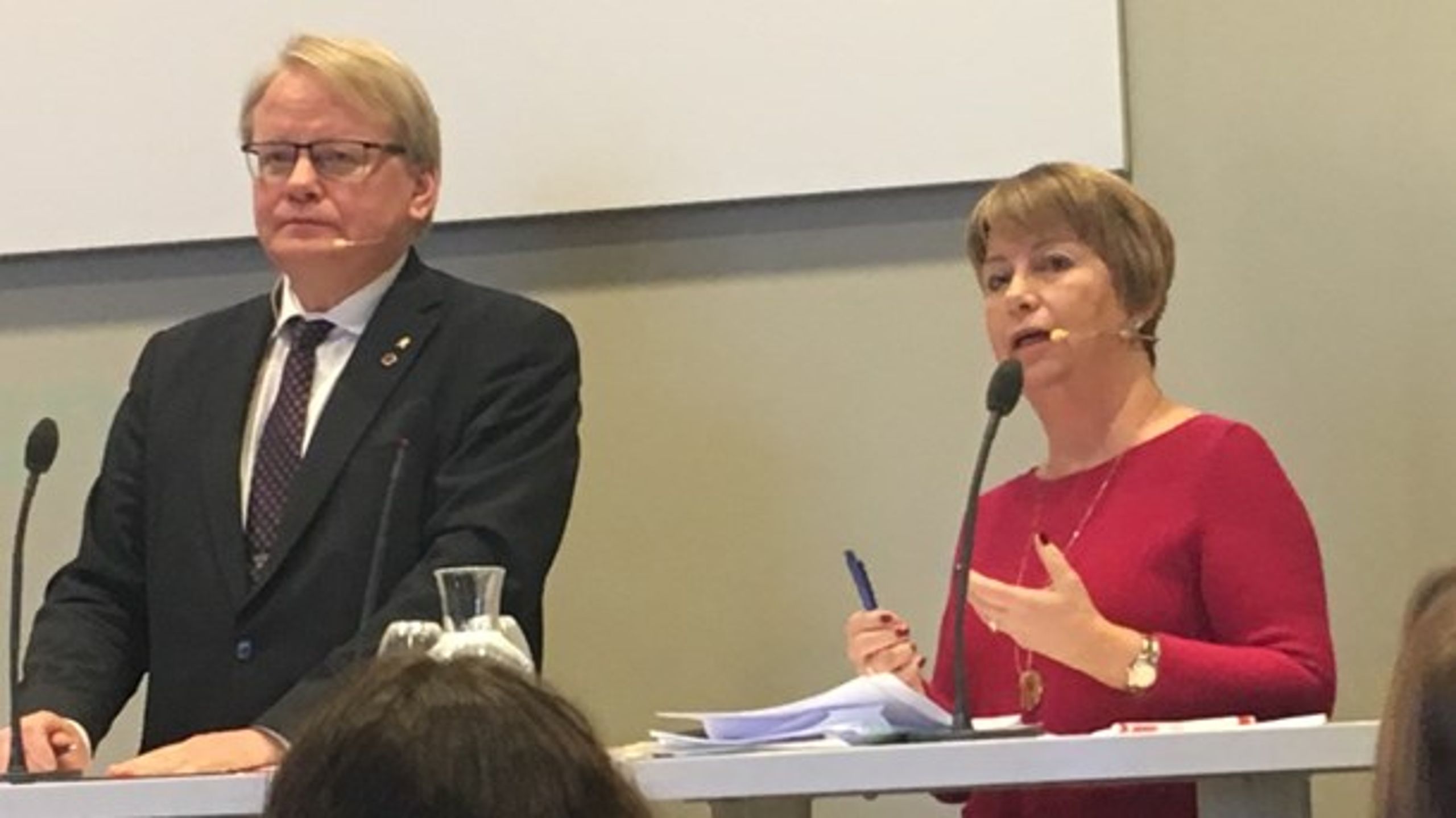 Peter Hultqvist (S), försvarsminister och Ann-Sofie Dahl, docent i internationell politik.