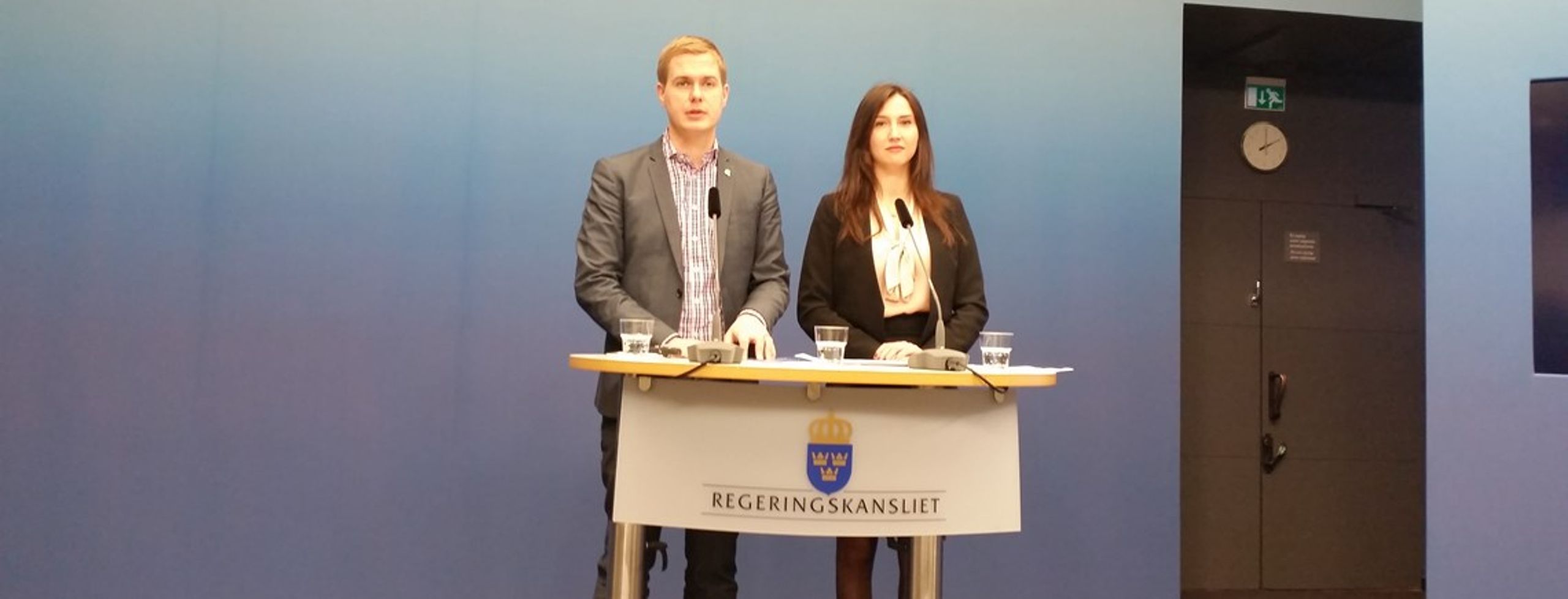 Ministrarna Gustav Fridolin och&nbsp;Aida Hadzialic presenterar skolkommissionen