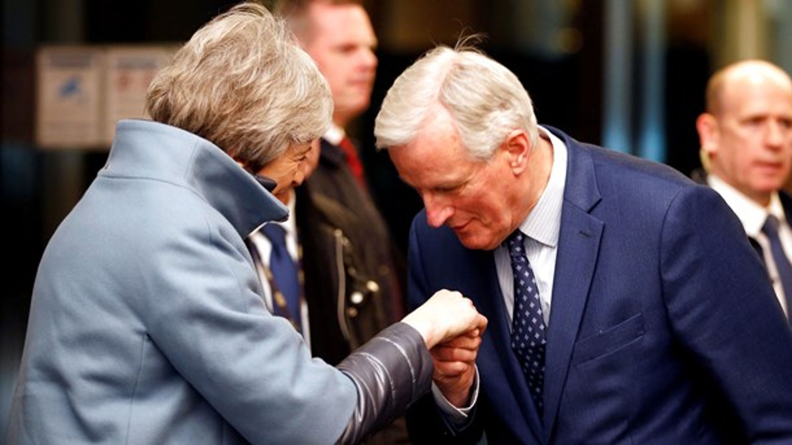 EU:s chefsförhandlare i brexit,&nbsp;Michel Barnier, hälsar Storbritanniens premiärminister,&nbsp;Theresa May, välkommen till Strasbourg.