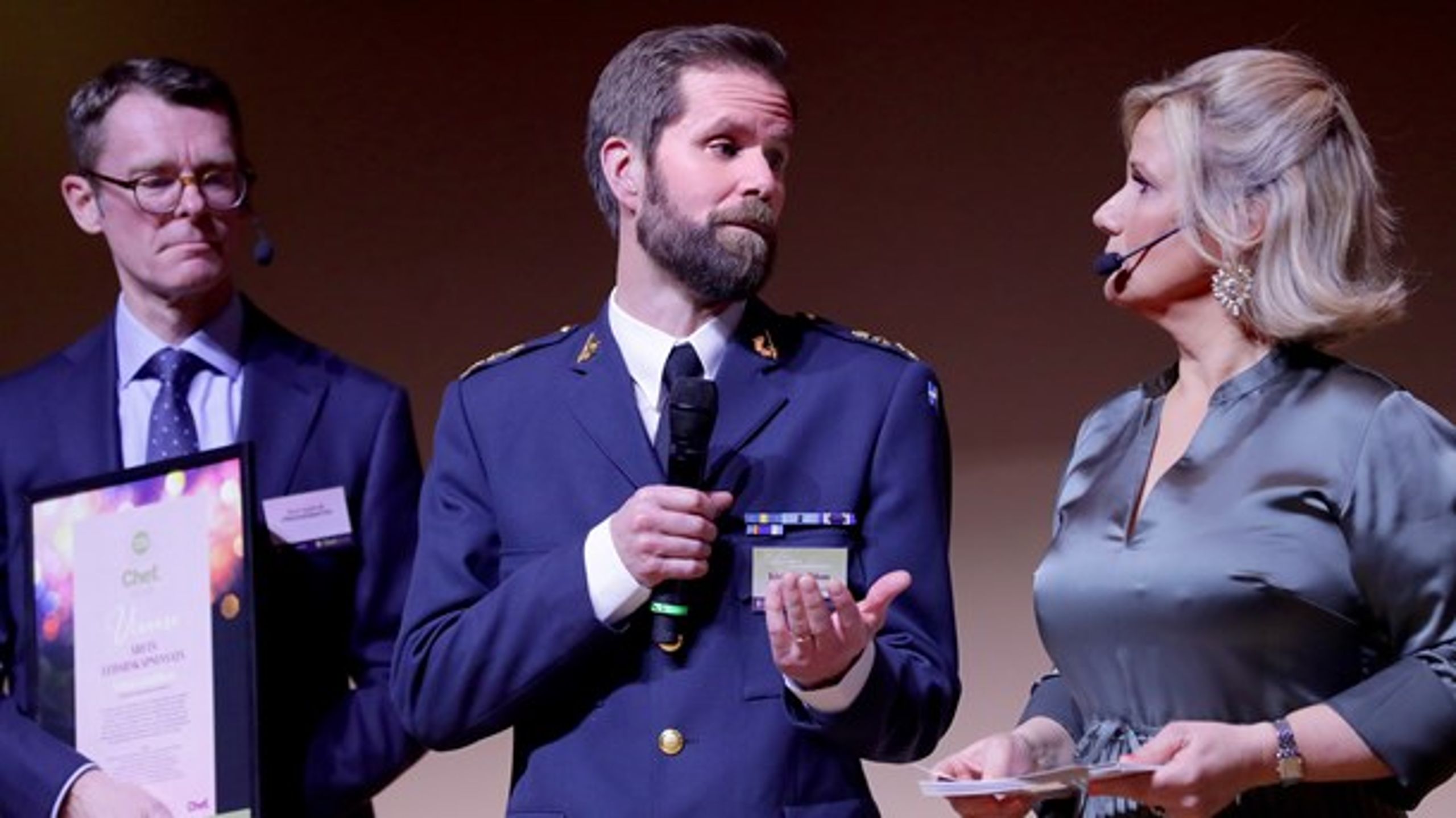 Tobias Lindblom tar emot priset vid Chefgalan.
