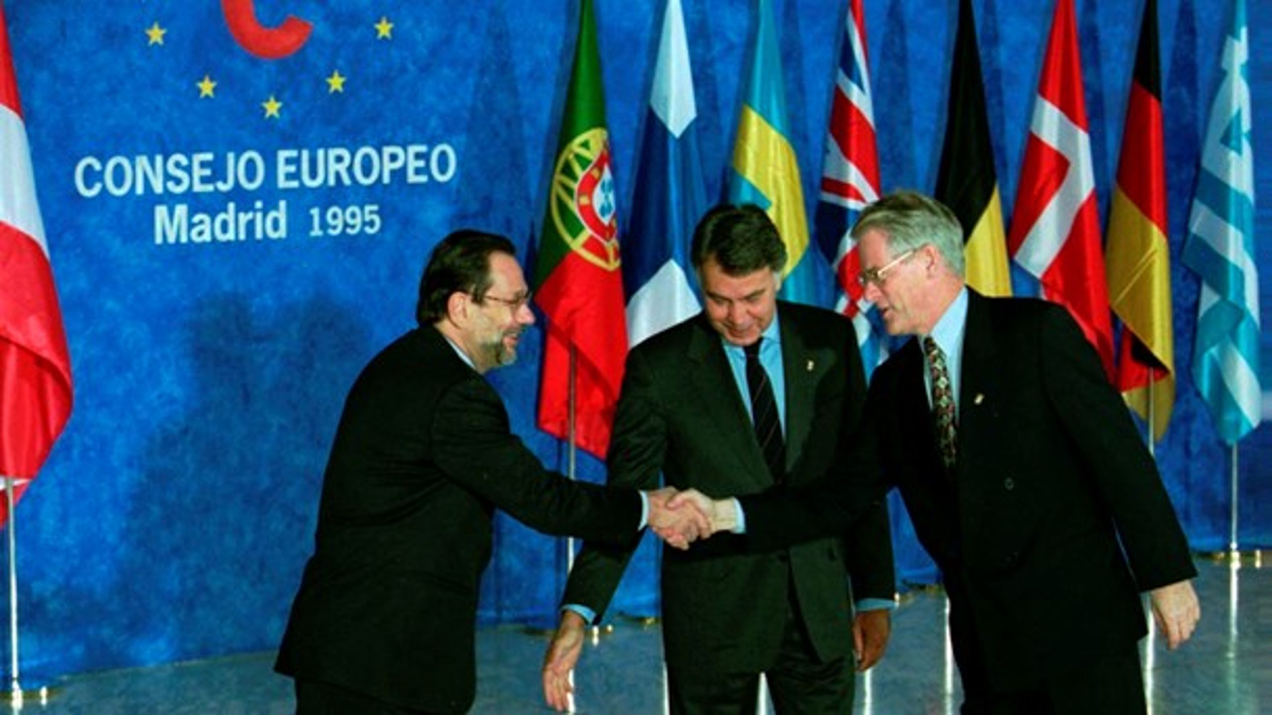 EU 1995 när Sverige gick med. Dåvarande statsminister Ingvar Carlsson hälsar på ordförandelandet&nbsp;Spaniens utrikesminister&nbsp;Javier Solana, mellan dem står Spaniens statsminister Felipe Gonzalez.<br>