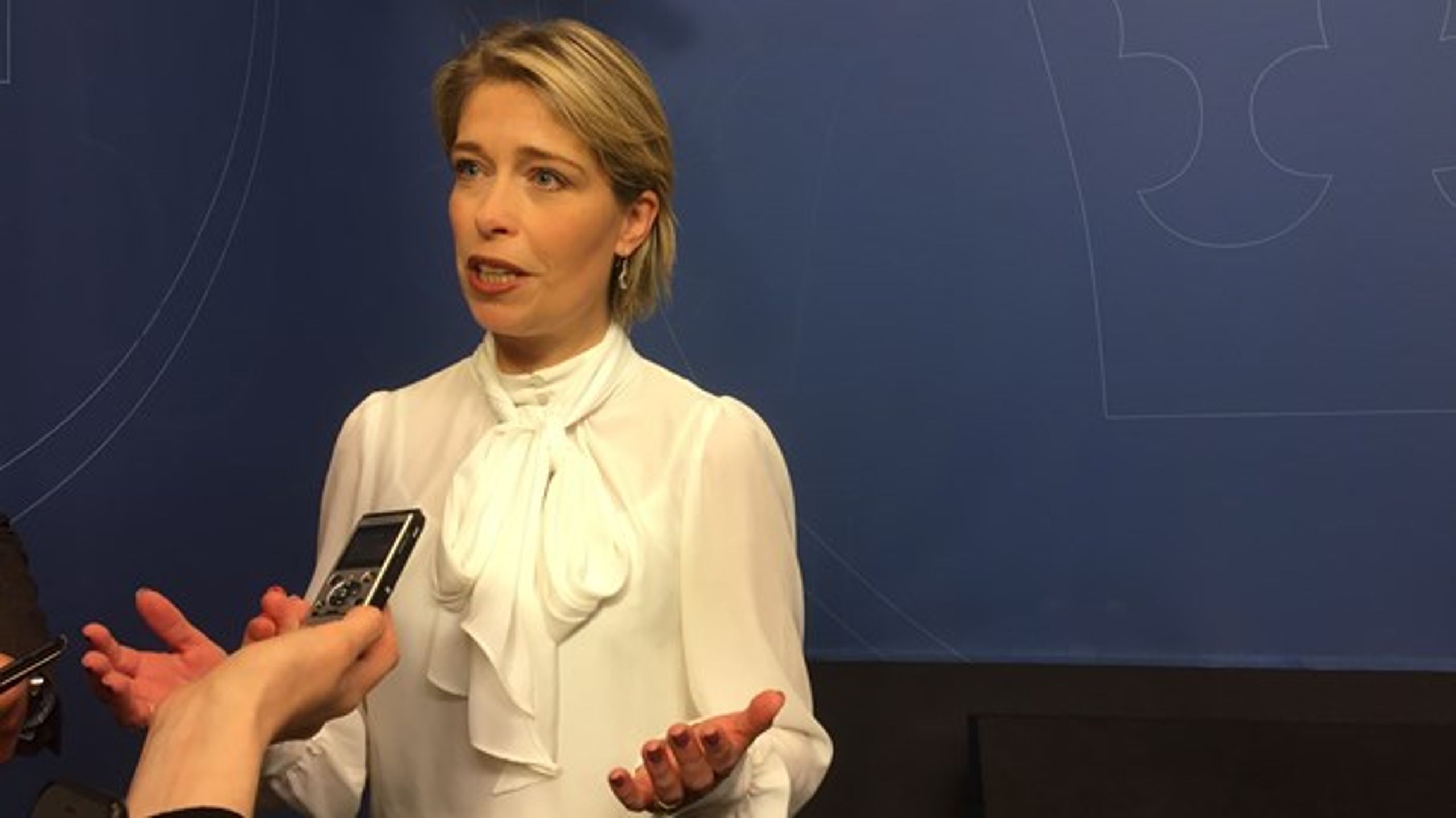 Annika Strandhäll i samband med presskonferensen där hon meddelade att Ann-Marie Begler får sluta på Försäkringskassan.