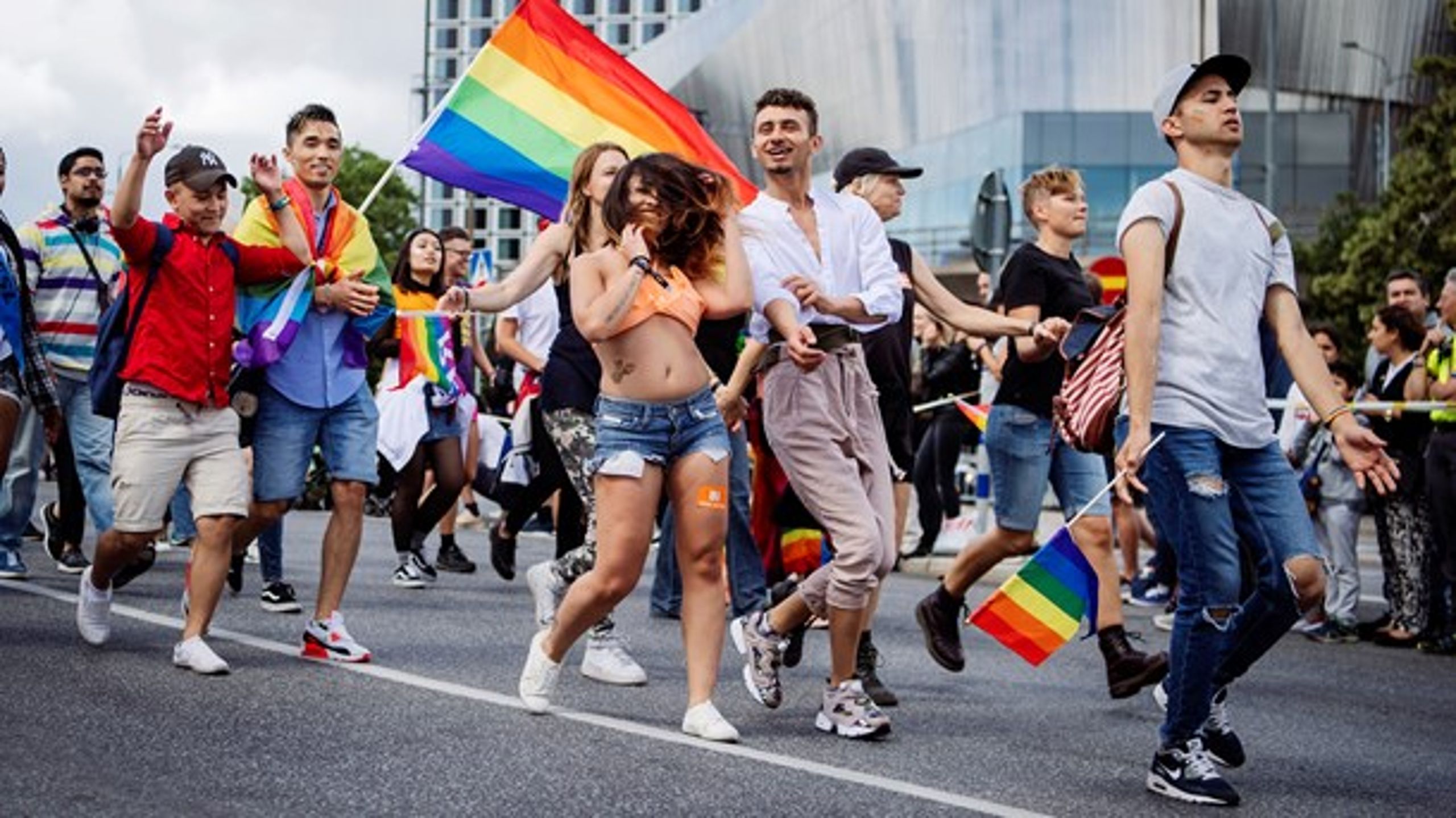 RFSL har inga arrangemang i Almedalen i år efter hot från nazister. Det är ett oroande tecken i tiden, anser artikelförfattarna. Bilden är från Pride i Stockholm.
