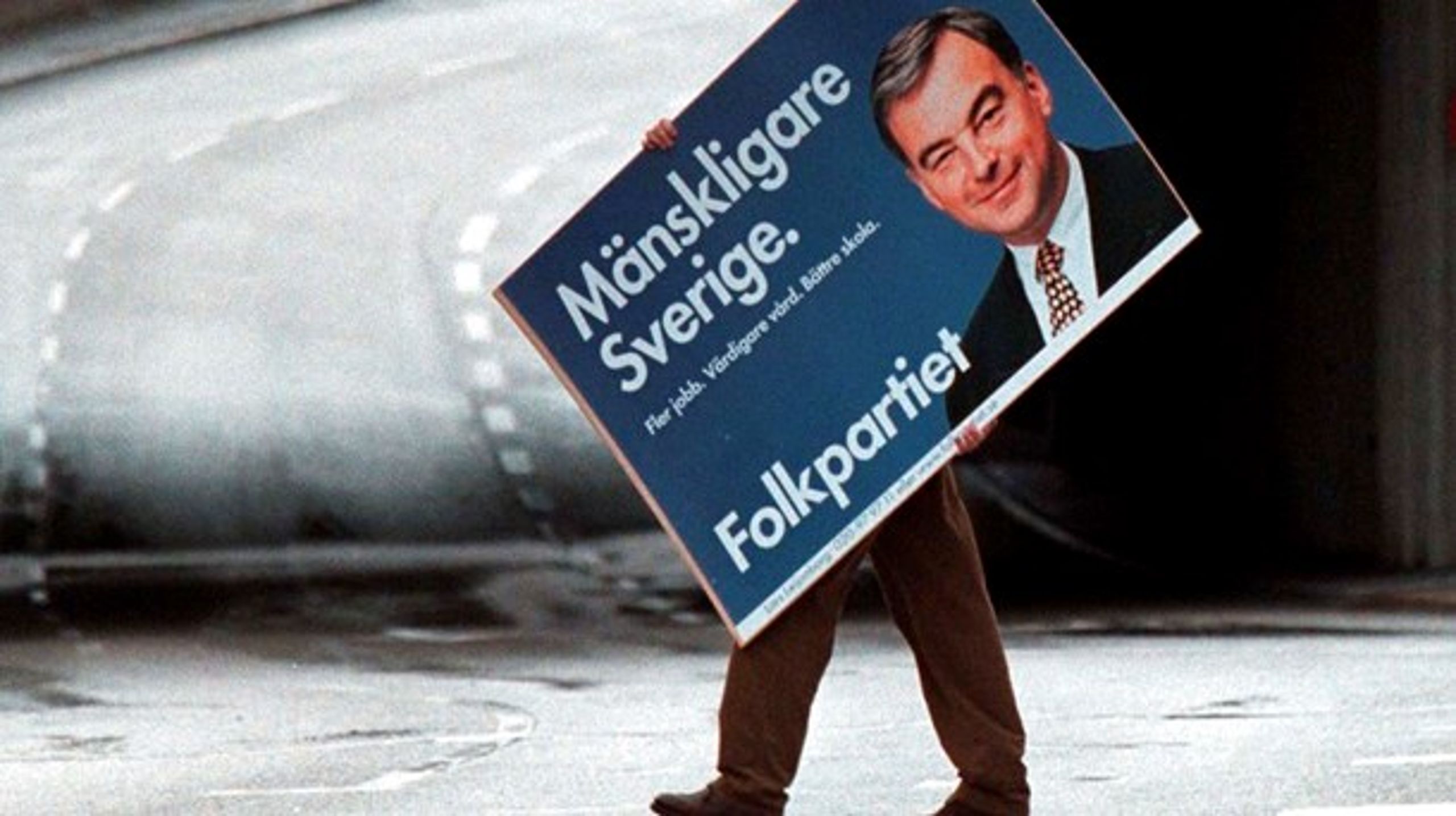 Valaffisch från 1998. Tidigare partiledaren Lars Leijonborg förde upp skolan som viktigaste frågan för partiet.