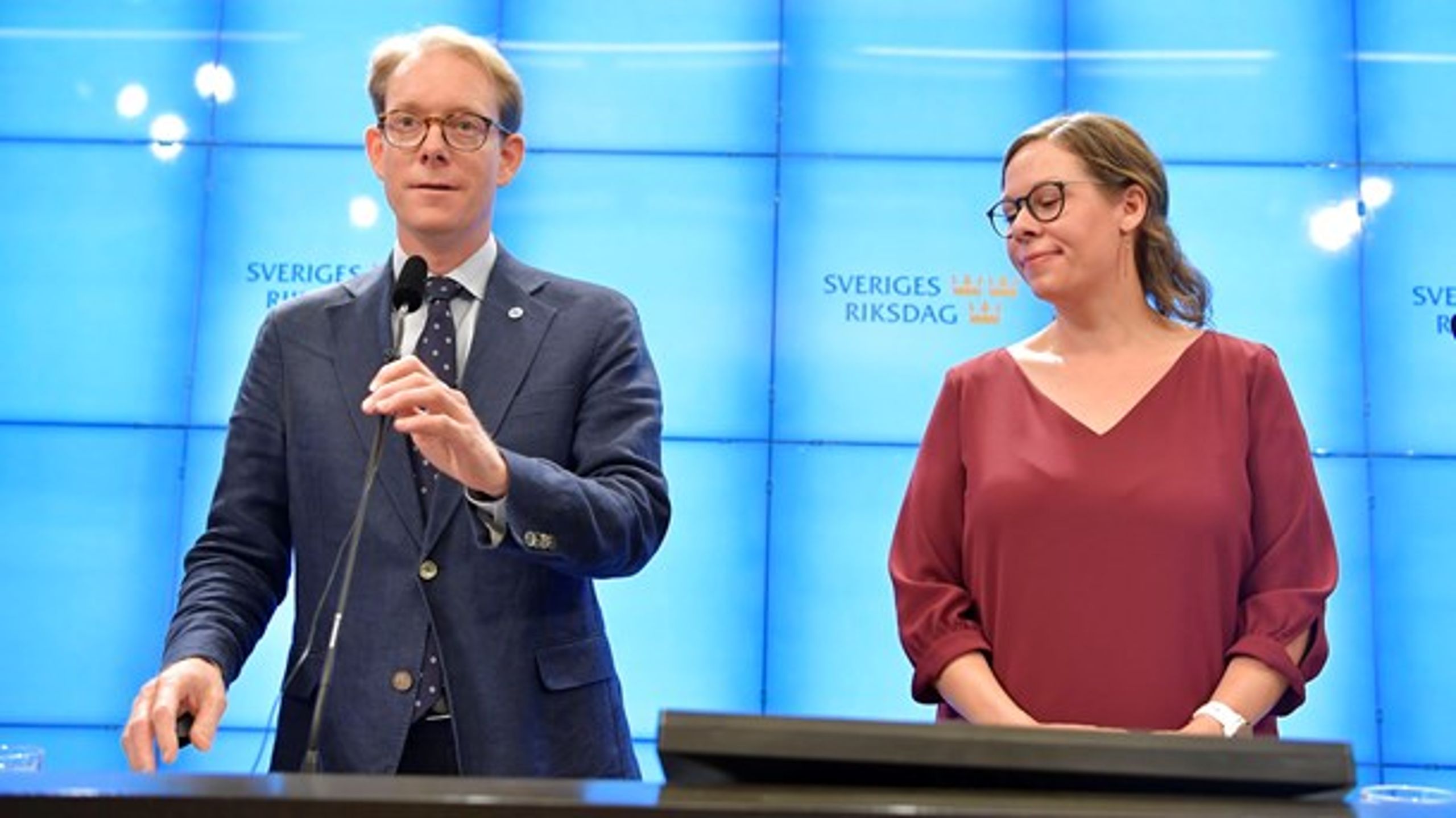 Tobias Billström och&nbsp;Maria Malmer&nbsp;Stenergard (M) vid pressträffen om förslagen.