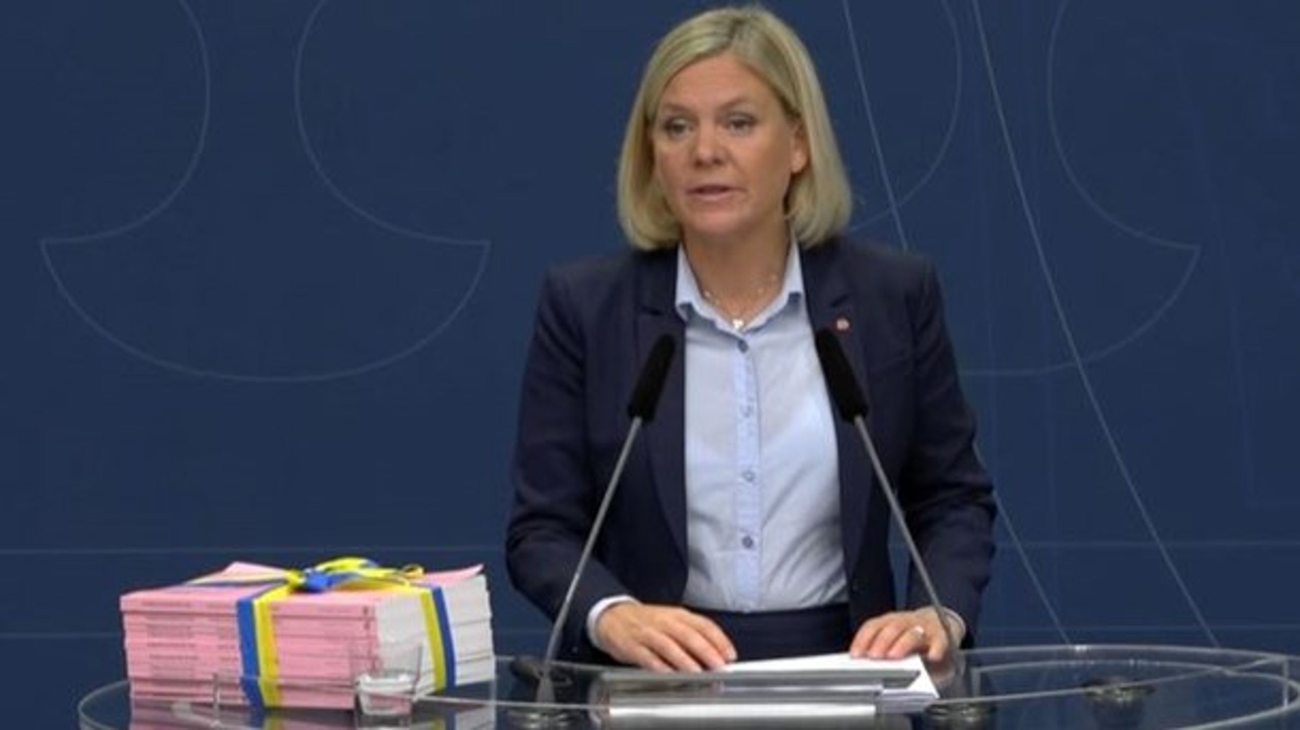 Finansminister Magdalena Andersson (S)&nbsp;beklagar att regeringen tvingas slopa värnskatten i budgeten för nästa år.&nbsp;