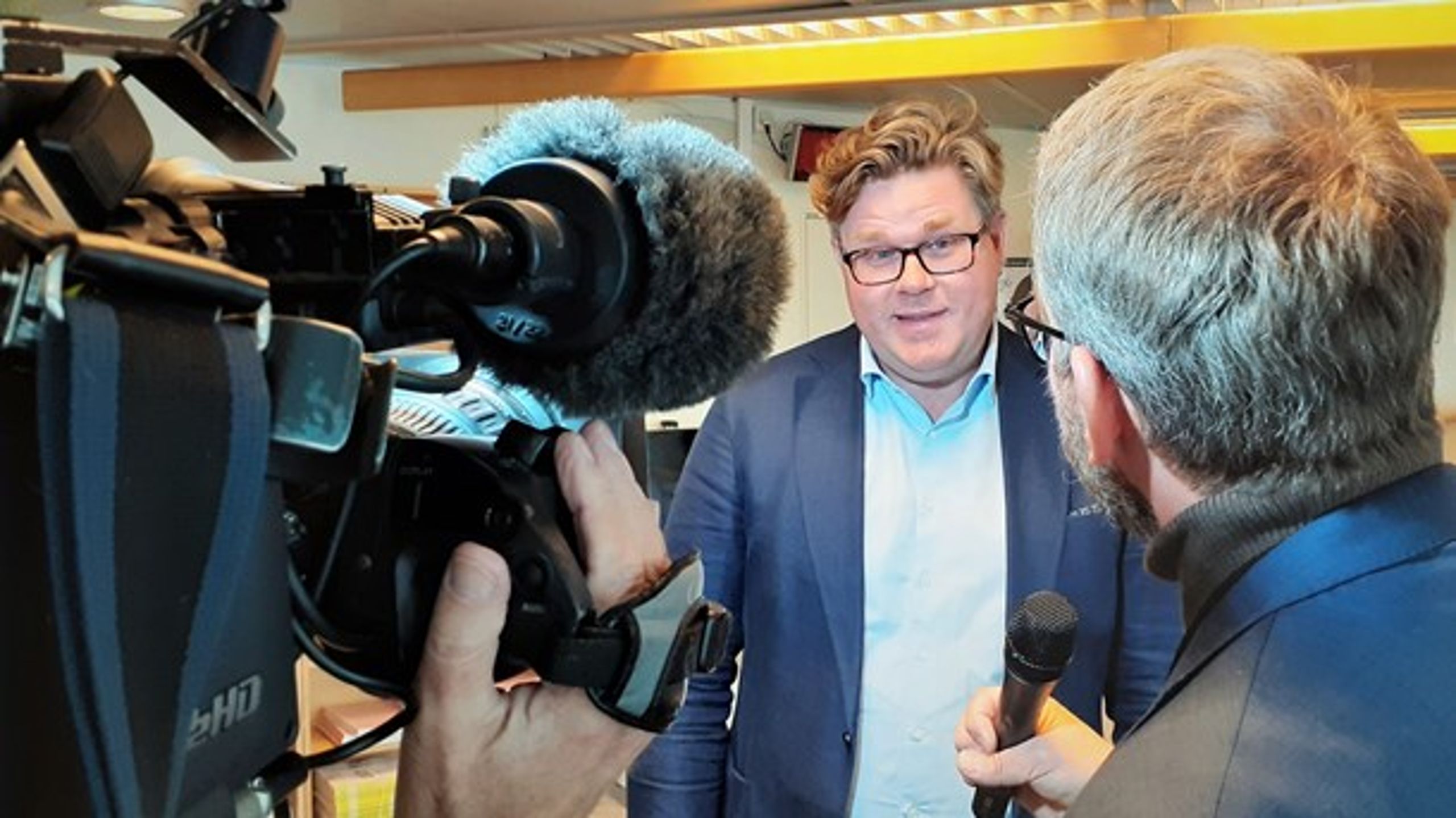Moderaternas partisekreterare Gunnar Strömmer svarar på frågor från riksdagsjournalister.