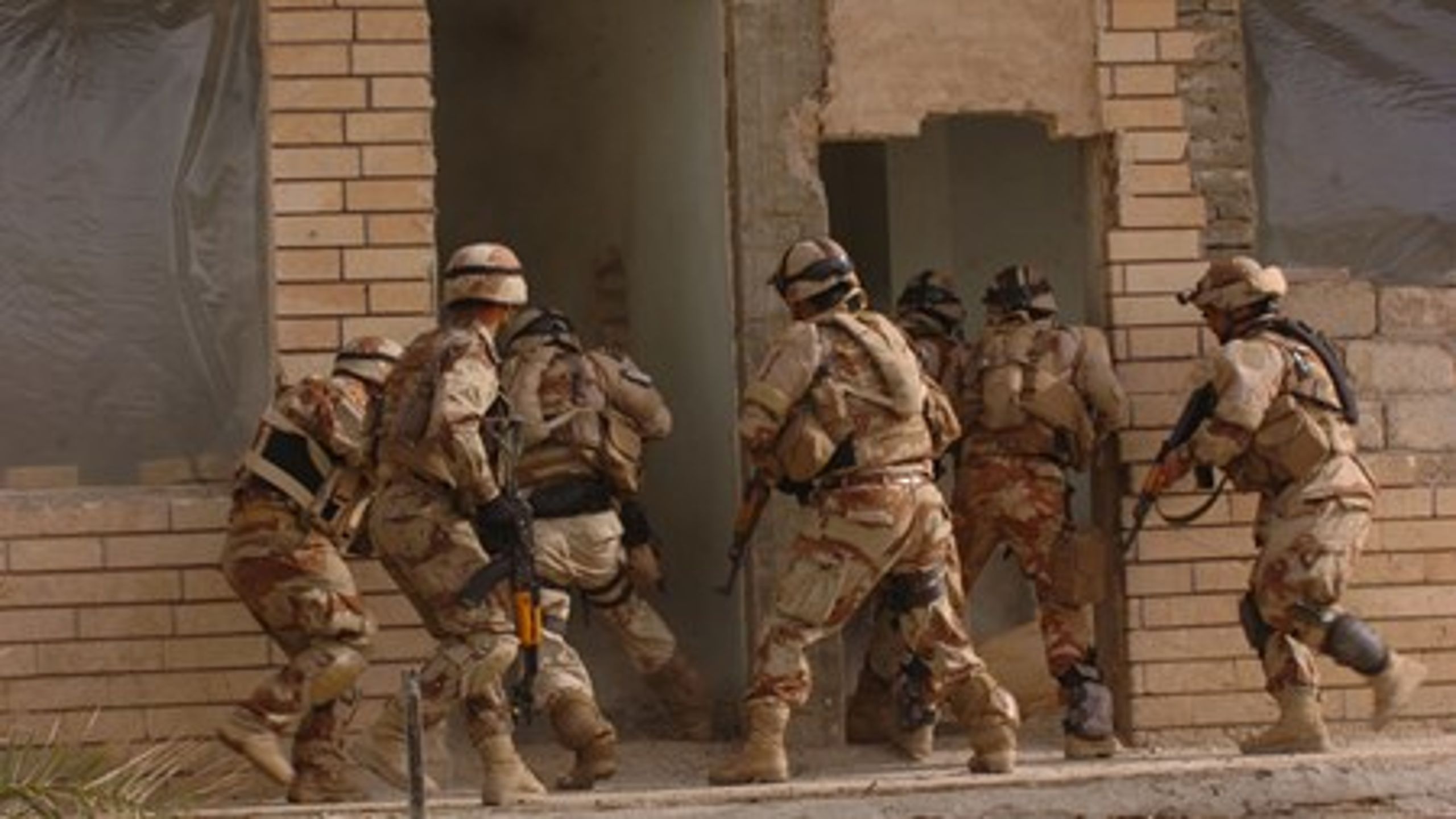 Irakiska armén tränar. Får nu mer internationell hjälp i kampen mot IS.