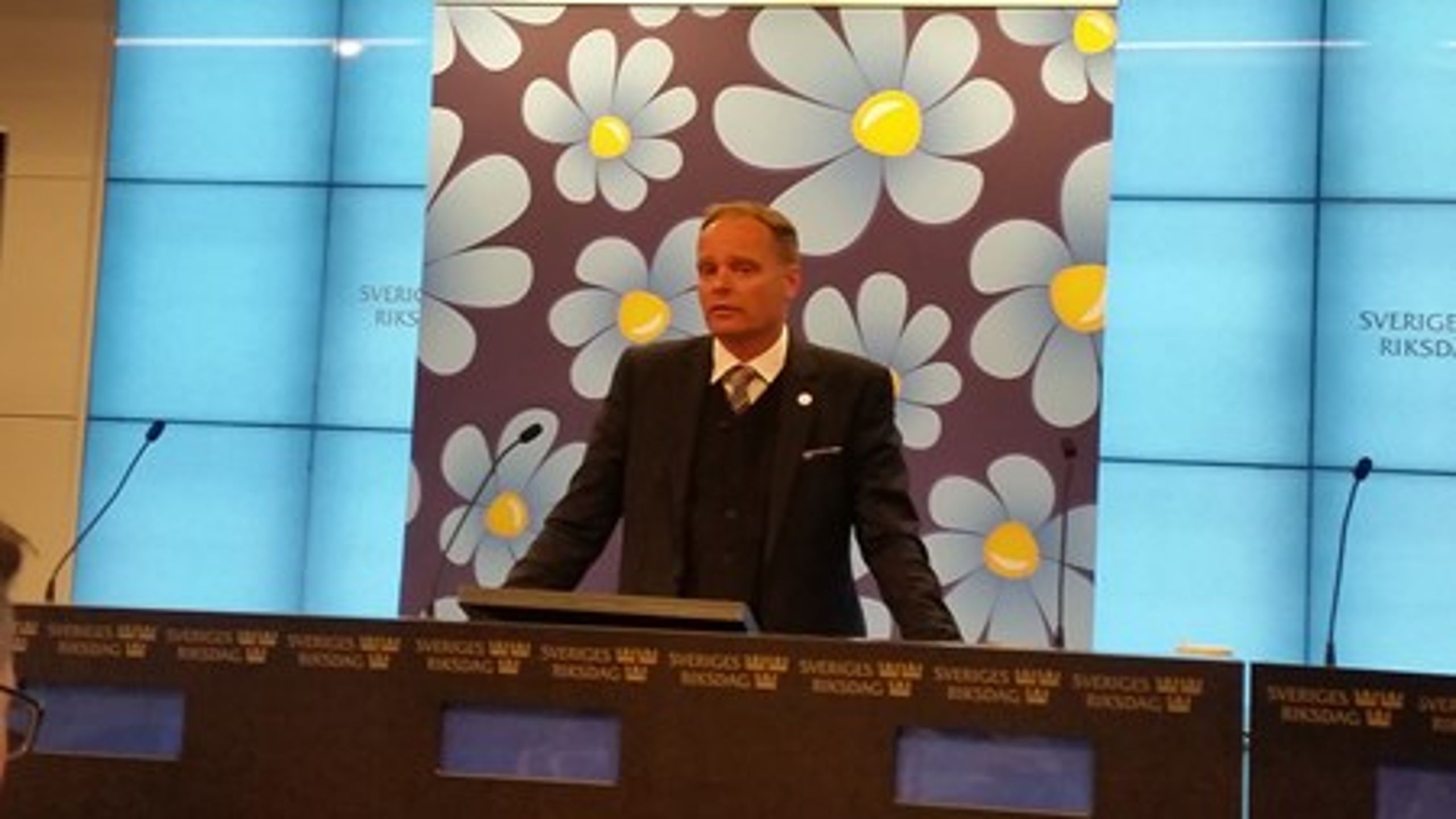 <b>Sverigedemokraternas skolpolitiska talesperson Stefan Jakobsson presenterar partiets nya skolpolitik.</b>