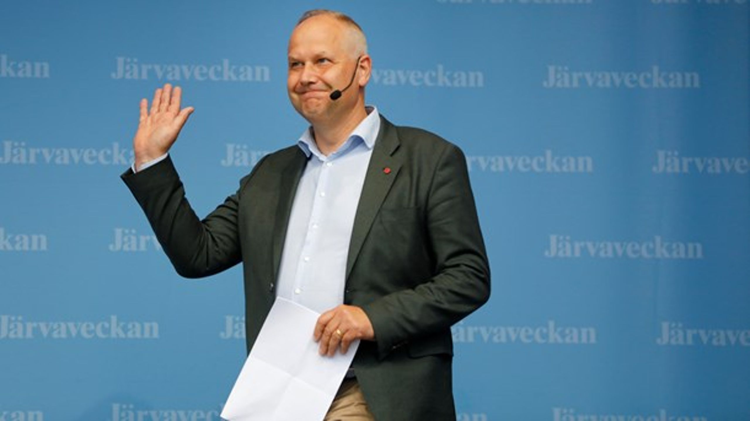 Jonas Sjöstedt (V) talar under politikerveckan i Järva.