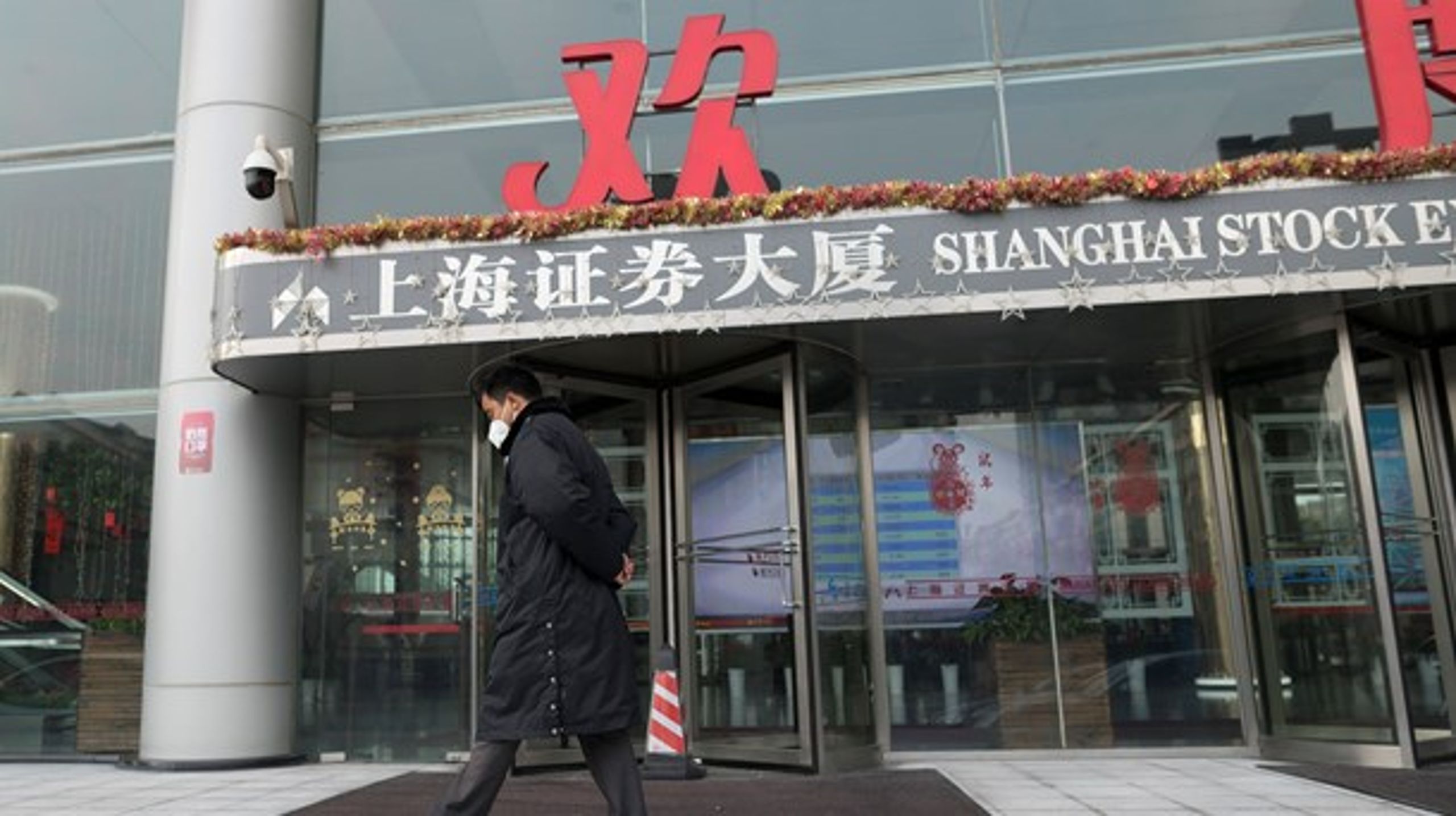 Shanghaibörsen rasade på måndagen. Börsen har varit stängd i över tio dagar på grund av nyårsfirandet.