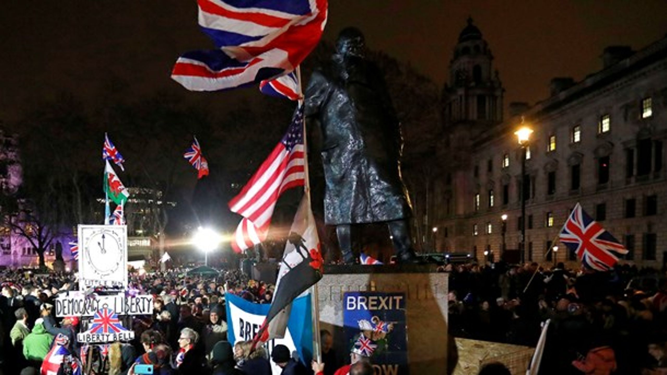 Britter firar EU-utträdet vid statyn av Winston Churchill.