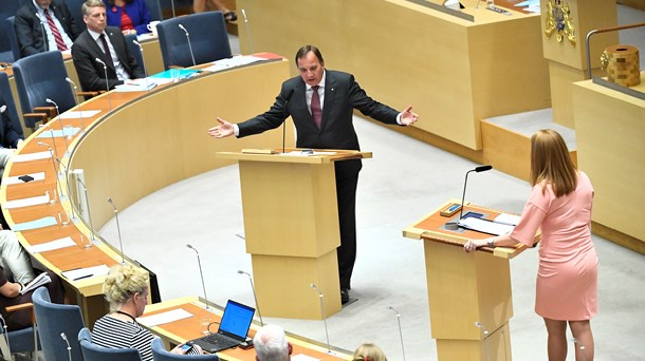 Stefan Löfven (S) och Annie Lööf (C) under partiledardebatten i riksdagen.