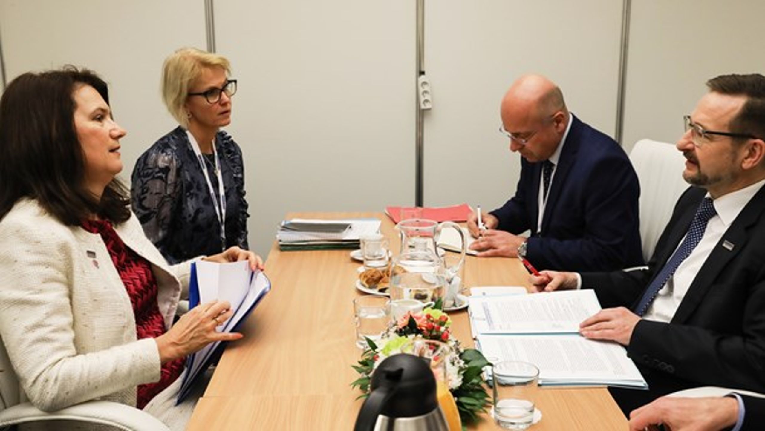 Utrikesminister Ann Linde (S) och ambassadör Ulrika Funered mötte OSSE:s generalsekreterare Thomas Greminger i december.<br>