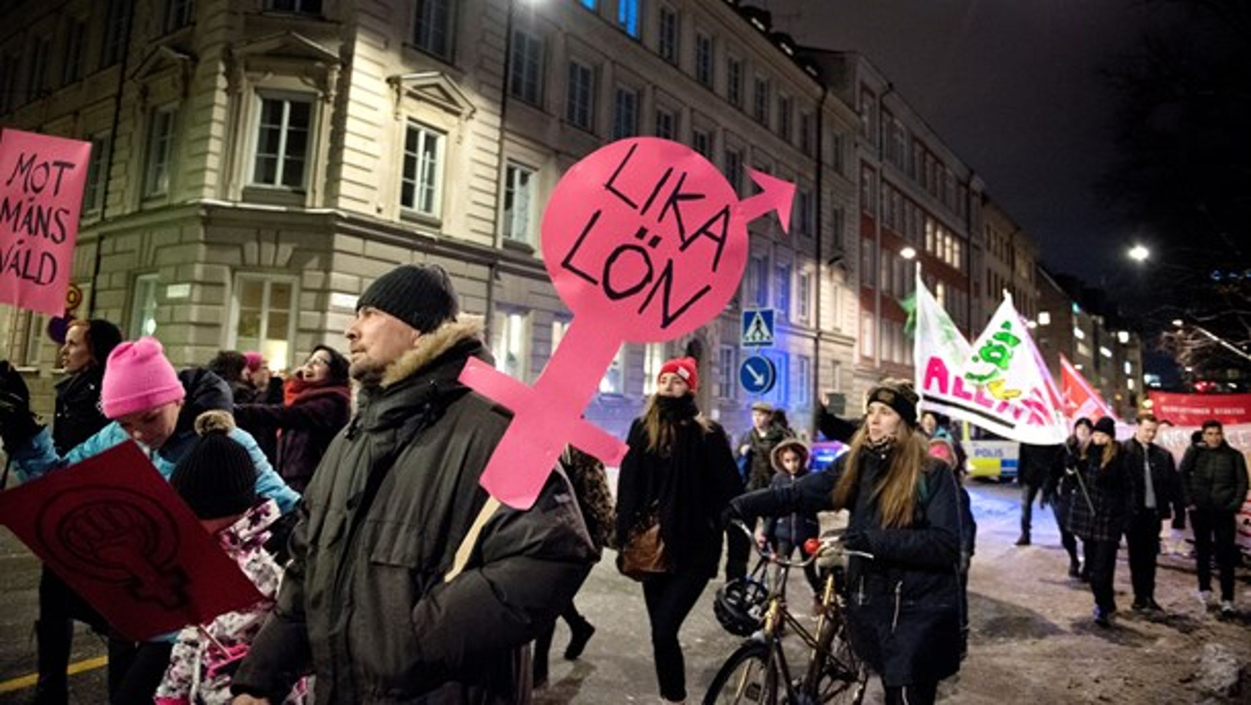 Deltagare i ett demonstrationståg i Stockholm med anledning av den internationella kvinnodagen år 2017.