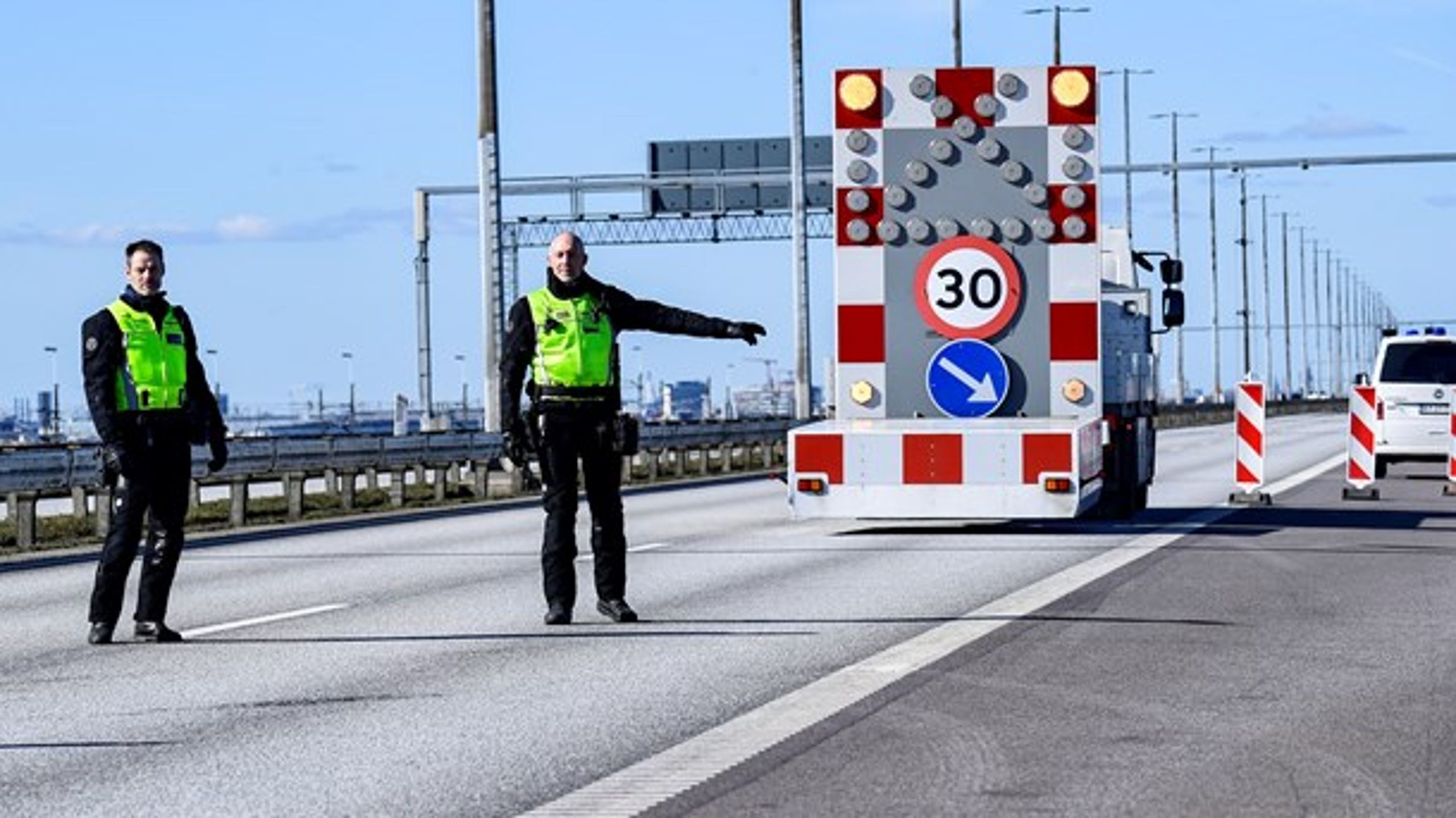 Trafiken i riktning mot Danmark över Öresundsbron stoppas och kontrolleras av polis från klockan 12 på lördagen. Alla som inte uppfyller villkoren för att komma in i Danmark får vända.