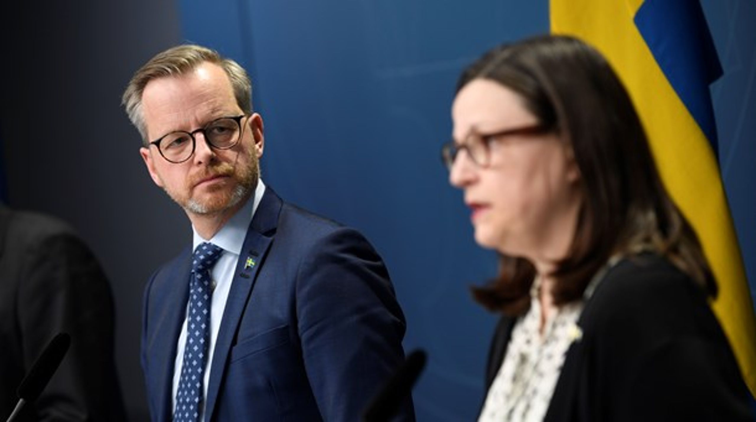 Inrikesminister Mikael Damberg (S) och utbildningsminister Anna Ekström (S) vid pressträffen på fredag kväll.