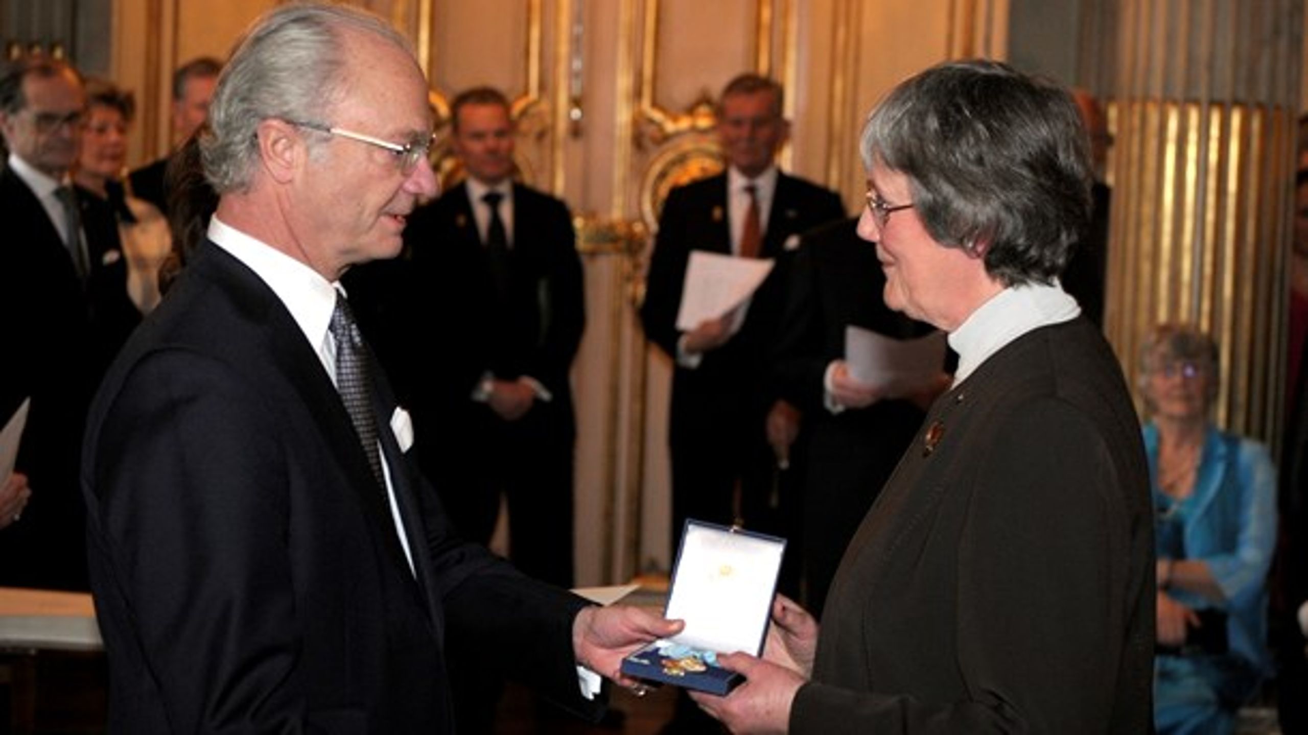 Lena Hjelm-Wallén tar emot&nbsp;H.M Konungens Medalj av 12:e storleken vid en ceremoni år 2008.